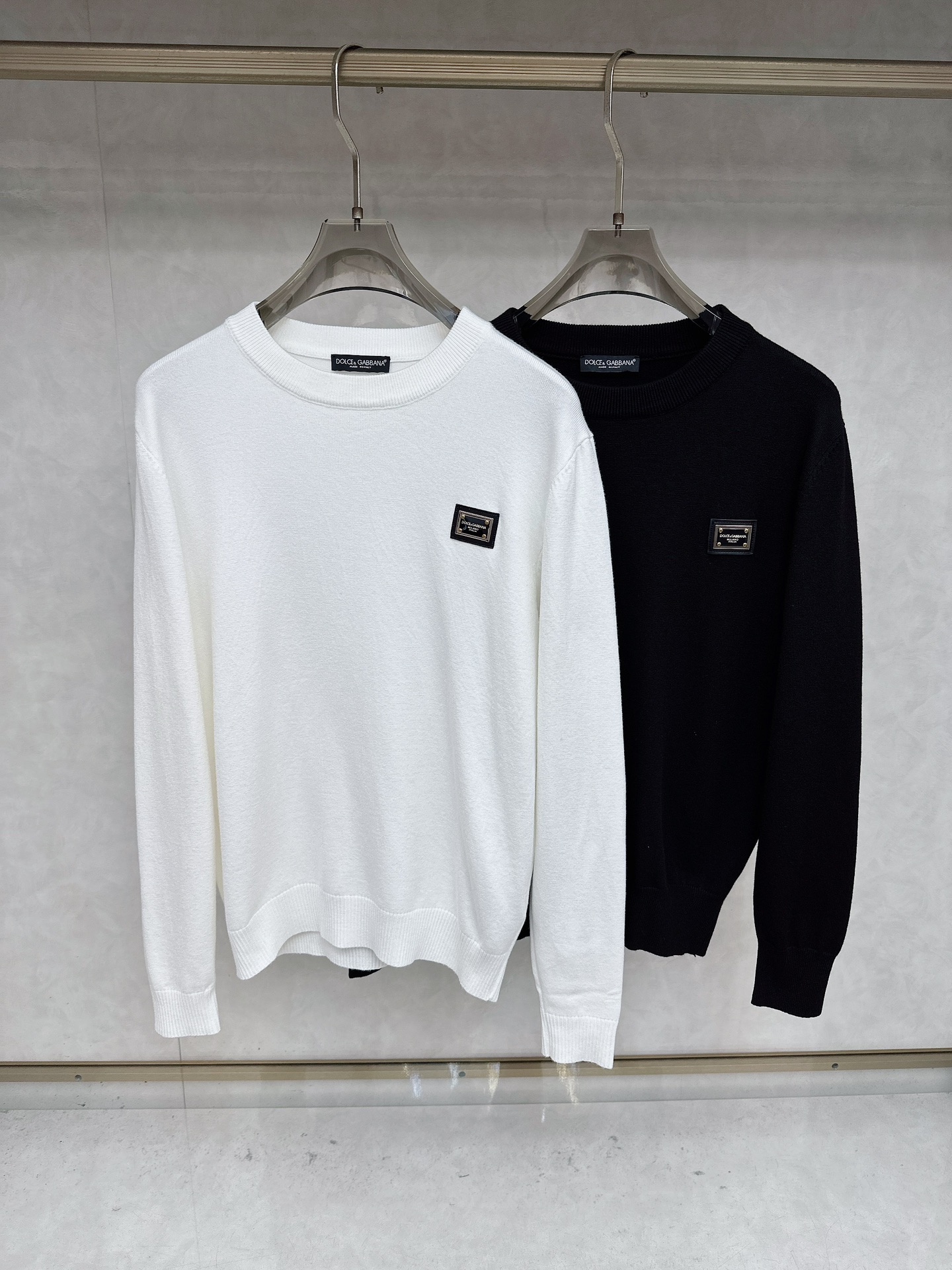 NO:601247,DG 25ss autumn [new product] new trade order round neck long sleeves!  Internet celebrity model!  The upper body is comfortable and breathable, not stiff, and the whole body has a rich three-dimensional sense. It is a high-quality export order that meets the simple needs of commuters. The upper body effect is very good, slimming, and not picky about the figure. The fabric workmanship... is impeccable. Only good workmanship and good fabrics can make you wear a good taste. A must-have item. Size M-3XL,, alexander wang19860909DG 25ss秋季【新品】新款贸易订单圆领长袖！网红款！上身舒适透气,不僵硬,整体有着丰富的立体感,品质出口订单,满足通勤人们对于着装的简约需求,上身效果很好,显瘦,不挑剔身材.面料做工....无可挑剔,好工艺好面料才能穿出好品味一款,人手必备单品 码数M-3XL,,alexander wang,Men's clothing