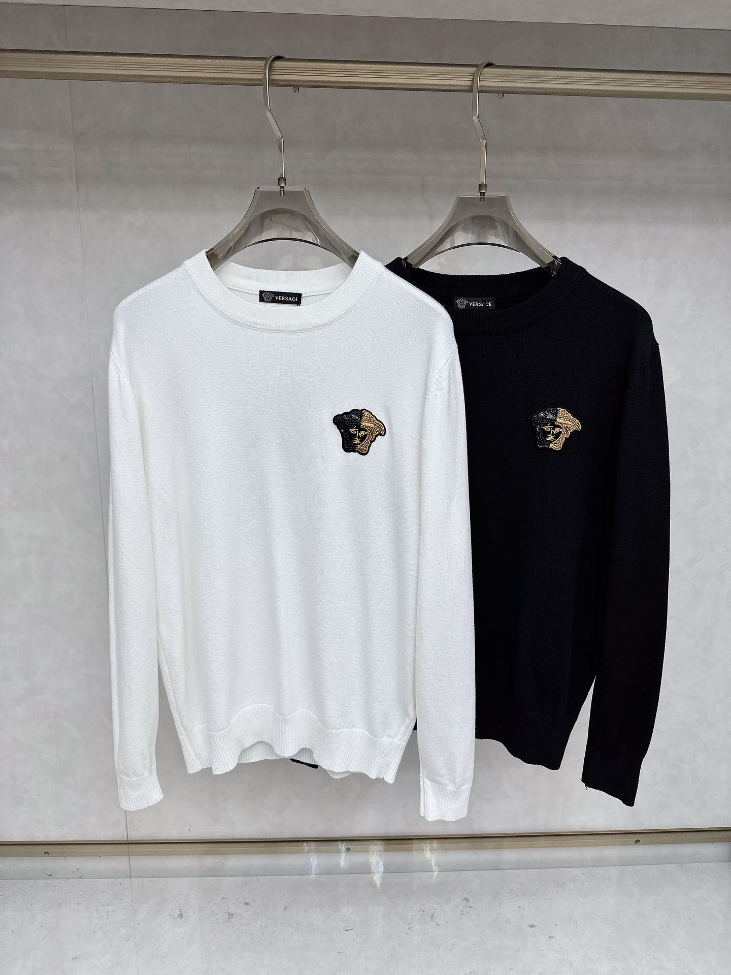 NO:601250,Versace 25ss autumn [new product] new trade order round neck long sleeves!  Internet celebrity model!  The upper body is comfortable and breathable, not stiff, and the whole body has a rich three-dimensional feel. It is a quality export order that meets the simple needs of commuters for dressing. The upper body effect is very good, slimming, and not picky about the figure. The fabric workmanship... is impeccable. Only good craftsmanship and good fabrics can make you wear a good taste. A must-have item for everyone. Size M-3XL, versace, alexander wang19860909范思哲 25ss秋季【新品】新款贸易订单圆领长袖！网红款！上身舒适透气,不僵硬,整体有着丰富的立体感,品质出口订单,满足通勤人们对于着装的简约需求,上身效果很好,显瘦,不挑剔身材.面料做工....无可挑剔,好工艺好面料才能穿出好品味一款,人手必备单品 码数M-3XL,,versace,alexander wang,Men's clothing