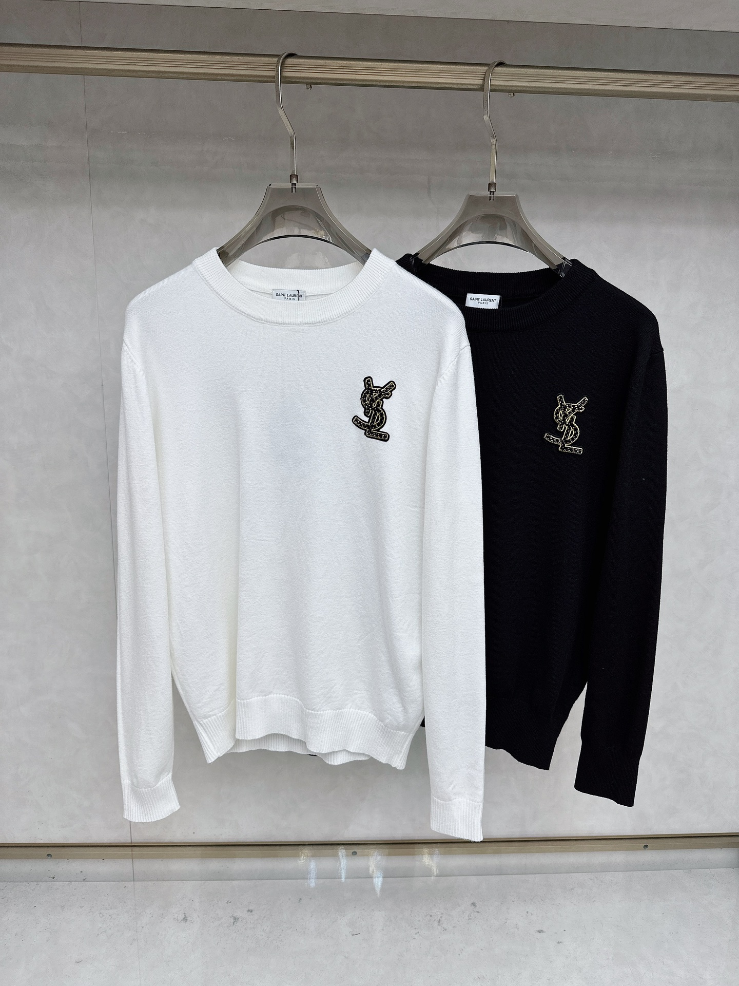 NO:601253,Saint Laurent 25ss Autumn [New Product] New Trade Order Round Neck Long Sleeve!  Internet celebrity model!  The upper body is comfortable and breathable, not stiff, and the whole body has a rich three-dimensional sense. It is a quality export order that meets the simple needs of commuters. The upper body effect is very good, slimming, and not picky about the figure. The fabric workmanship... is impeccable. Only good craftsmanship and good fabrics can make you wear a good taste. A must-have item. Size M-3XL, saint laurent, alexander wang19860909圣罗兰 25ss秋季【新品】新款贸易订单圆领长袖！网红款！上身舒适透气,不僵硬,整体有着丰富的立体感,品质出口订单,满足通勤人们对于着装的简约需求,上身效果很好,显瘦,不挑剔身材.面料做工....无可挑剔,好工艺好面料才能穿出好品味一款,人手必备单品 码数M-3XL,,saint laurent,alexander wang,Men's clothing