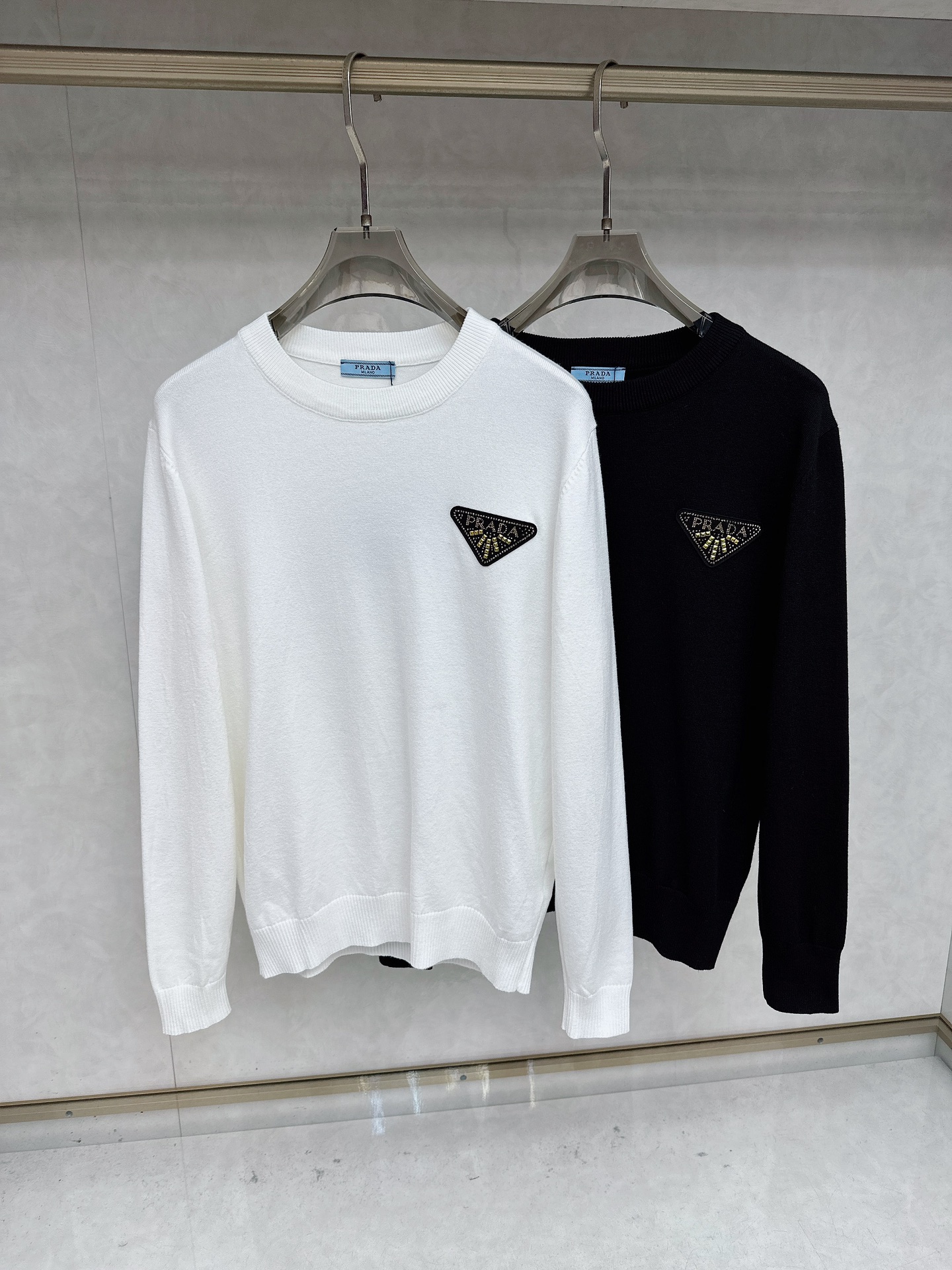 NO:601256,Prada 25ss autumn [new product] new trade order round neck long sleeves!  Internet celebrity model!  The upper body is comfortable and breathable, not stiff, and the whole body has a rich three-dimensional sense. It is a high-quality export order that meets the simple needs of commuters. The upper body effect is very good, slimming, and not picky about the figure. The fabric workmanship... is impeccable. Good craftsmanship and good fabrics can make you wear a good taste. A must-have item. Size M-3XL, prada, alexander wang19860909普拉达 25ss秋季【新品】新款贸易订单圆领长袖！网红款！上身舒适透气,不僵硬,整体有着丰富的立体感,品质出口订单,满足通勤人们对于着装的简约需求,上身效果很好,显瘦,不挑剔身材.面料做工....无可挑剔,好工艺好面料才能穿出好品味一款,人手必备单品 码数M-3XL,,prada,alexander wang,Men's clothing