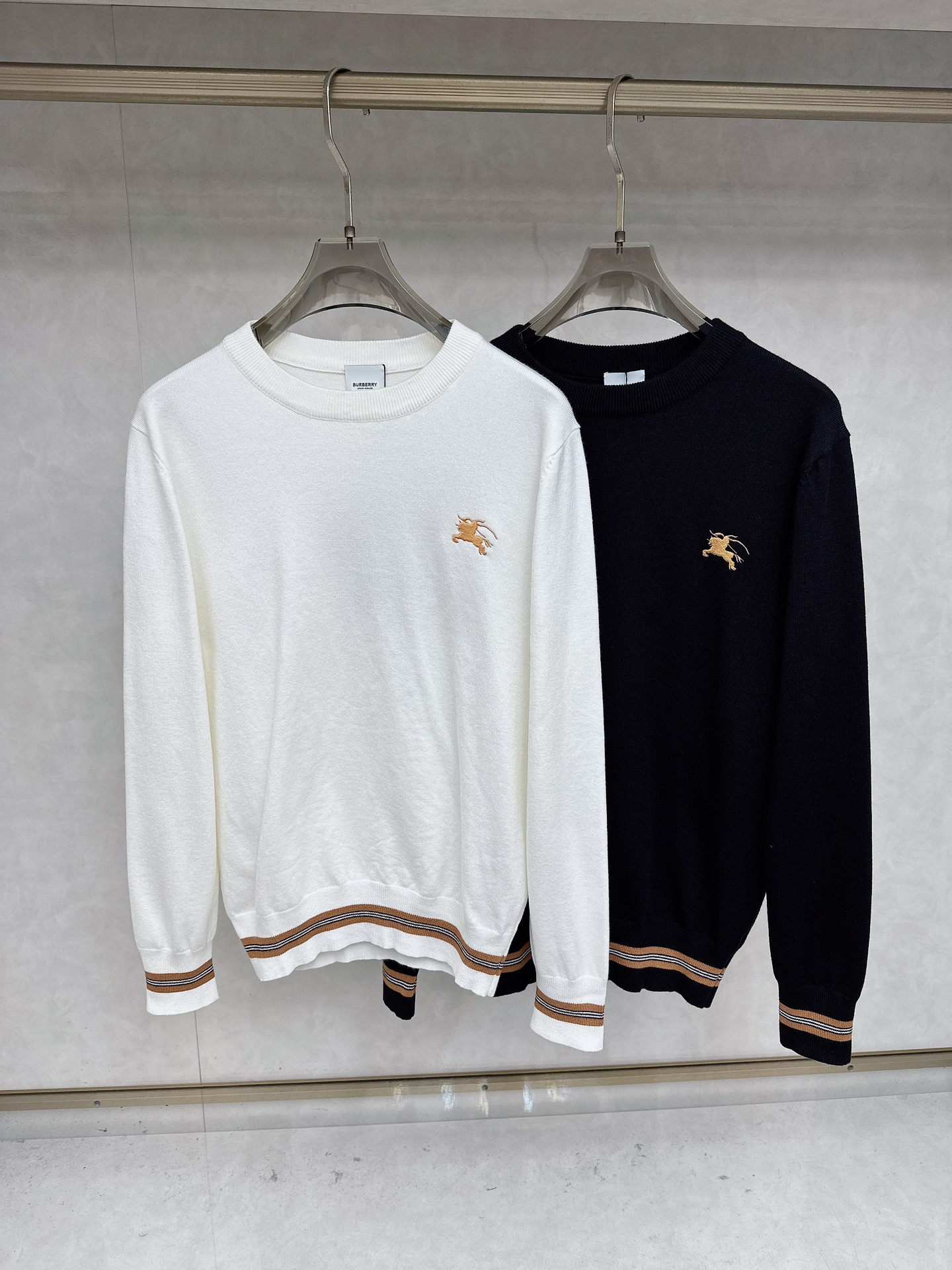 NO:601230,Burberry 25ss autumn [new product] new trade order round neck long sleeves!  Internet celebrity model!  The upper body is comfortable and breathable, not stiff, and the whole body has a rich three-dimensional sense. It is a quality export order that meets the simple needs of commuters. The upper body effect is very good, slimming, and not picky about the figure. The fabric workmanship... is impeccable. Good craftsmanship and good fabrics can make you wear a good taste. A must-have item. Size M-3XL, burberry, alexander wang19860909巴宝莉 25ss秋季【新品】新款贸易订单圆领长袖！网红款！上身舒适透气,不僵硬,整体有着丰富的立体感,品质出口订单,满足通勤人们对于着装的简约需求,上身效果很好,显瘦,不挑剔身材.面料做工....无可挑剔,好工艺好面料才能穿出好品味一款,人手必备单品 码数M-3XL,,burberry,alexander wang,Men's clothing