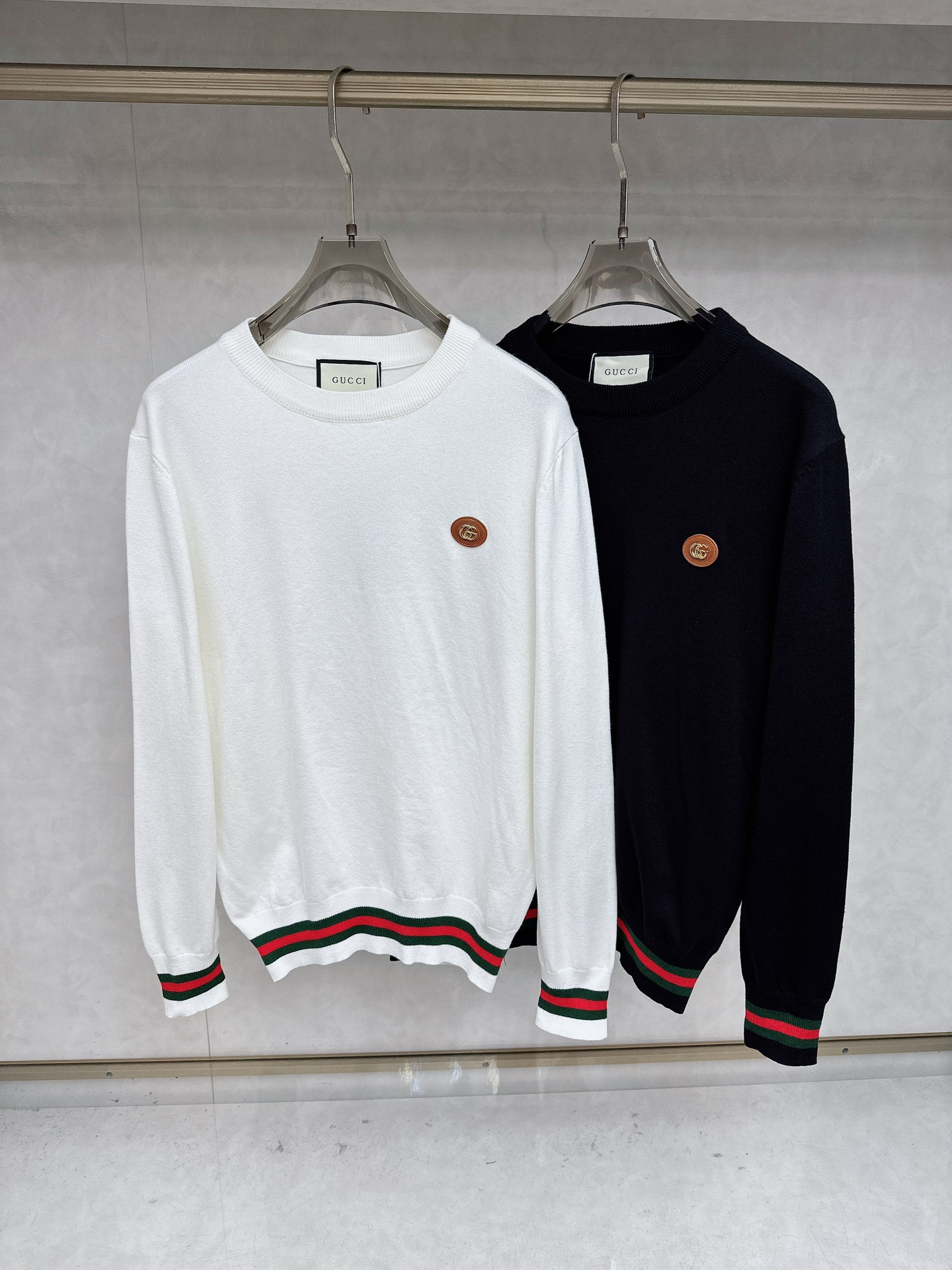 NO:601233,Gucci 25ss autumn [new product] new trade order round neck long sleeves!  Internet celebrity model!  The upper body is comfortable and breathable, not stiff, and the whole body has a rich three-dimensional sense. It is a high-quality export order that meets the simple needs of commuters. The upper body effect is very good, slimming, and not picky about the figure. The fabric workmanship... is impeccable. Only good workmanship and good fabrics can make you wear a good taste. A must-have item. Size M-3XL,, alexander wang19860909古奇 25ss秋季【新品】新款贸易订单圆领长袖！网红款！上身舒适透气,不僵硬,整体有着丰富的立体感,品质出口订单,满足通勤人们对于着装的简约需求,上身效果很好,显瘦,不挑剔身材.面料做工....无可挑剔,好工艺好面料才能穿出好品味一款,人手必备单品 码数M-3XL,,alexander wang,Men's clothing