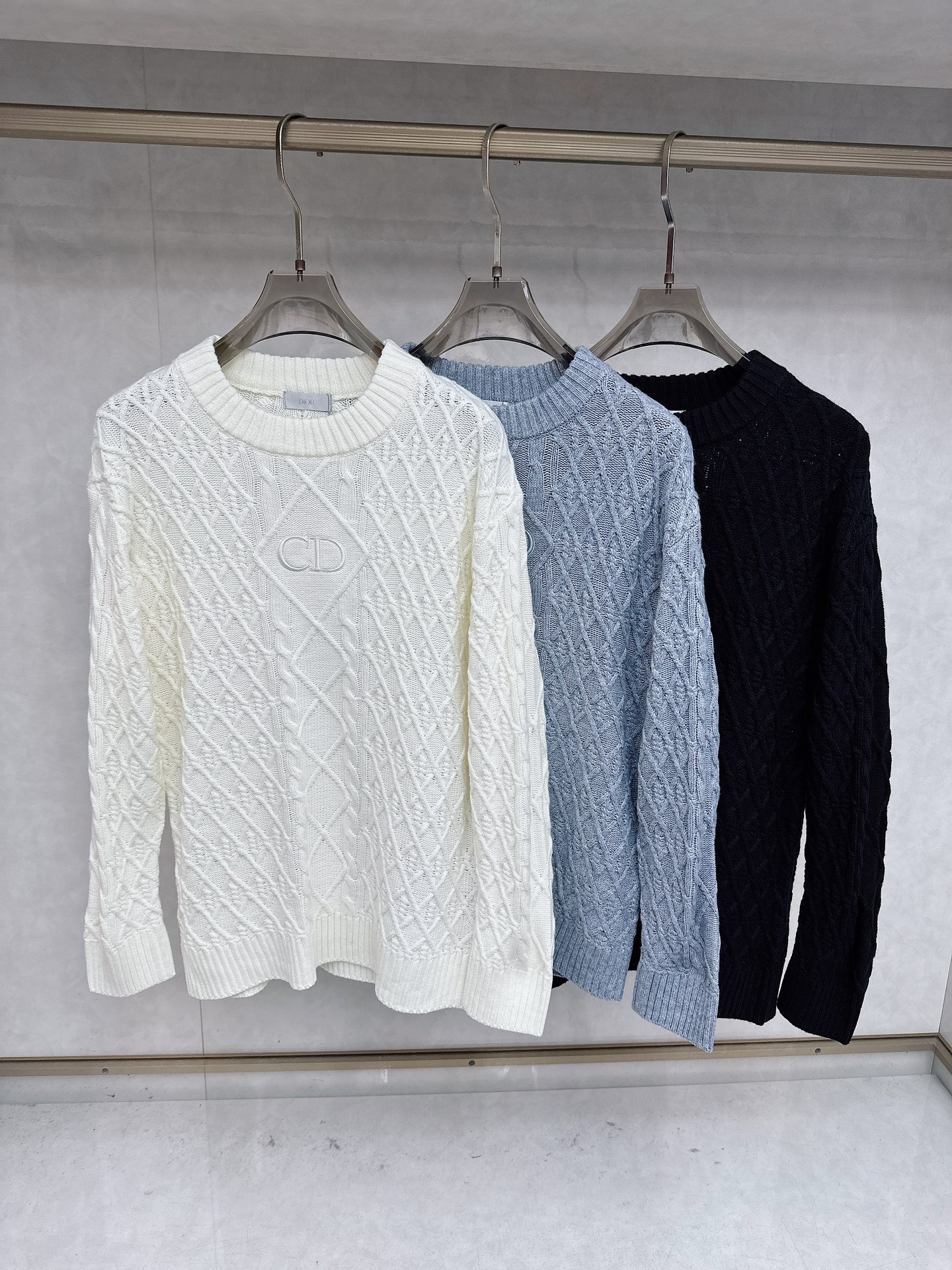 NO:601236,Dior 2025 sweater 2025 autumn and winter latest series, top quality, all in good condition!  Thick style, the most popular old money style nowadays, a must-have item for the boss!  The boss who knows the goods quickly starts, the fabric is wool, size M~3Xl, dior, sweaters, alexander wang19860909迪奥 2025毛衣 2025秋冬最新系列,顶级,全品相！加厚款,时下最流行的老钱风,老板必备单品！懂货的老板赶紧下手, 面料羊毛 尺码M~3Xl,,dior,sweaters,alexander wang,Men's clothing