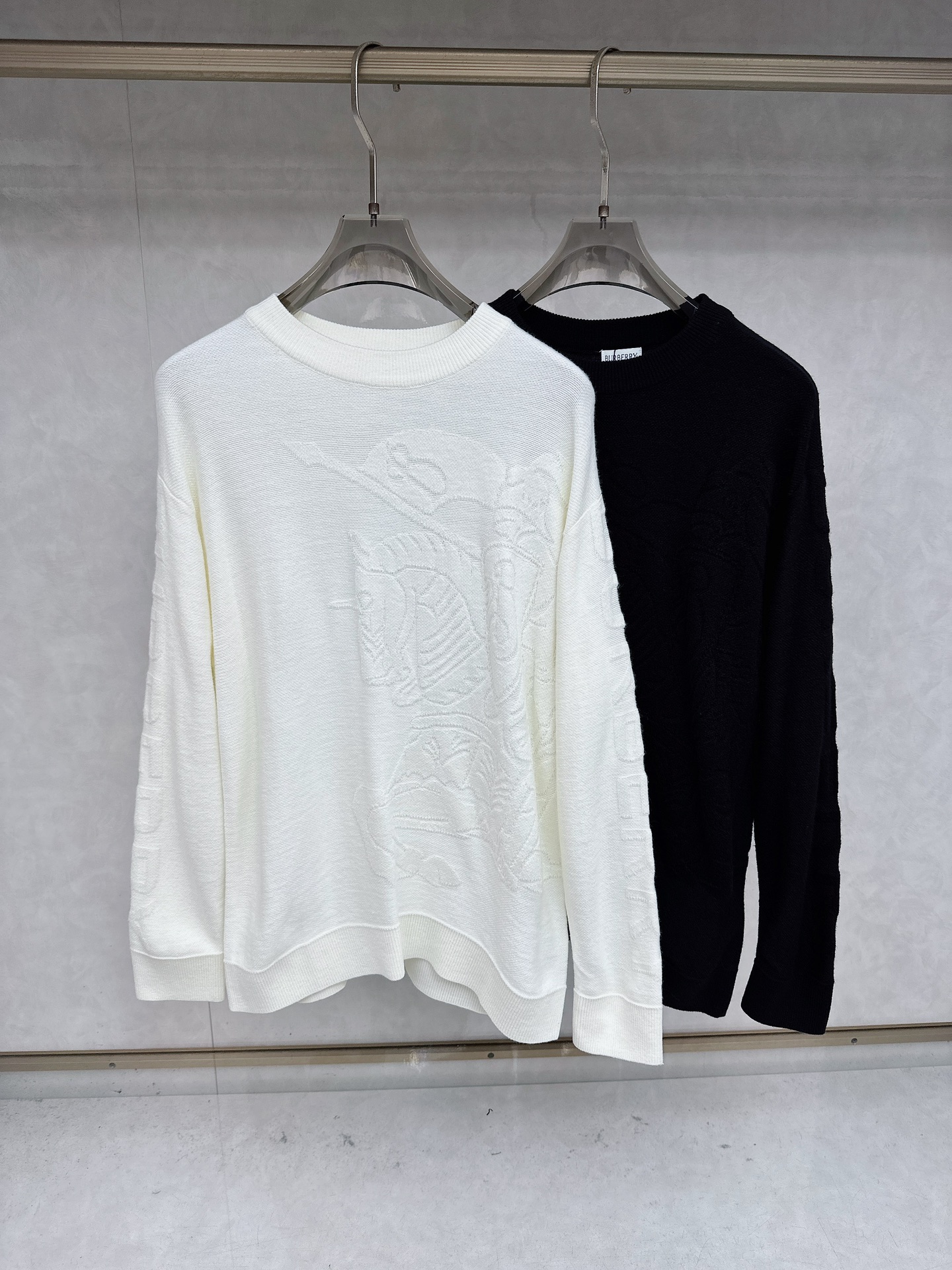 NO:601239,Burberry 2025 sweater 2025 autumn and winter latest series, top quality, all in good condition!  Thick style, the most popular old money style nowadays, a must-have item for the boss!  The boss who knows the goods quickly starts, the fabric wool size M~3Xl, burberry, sweaters, alexander wang19860909巴宝莉 2025毛衣 2025秋冬最新系列,顶级,全品相！加厚款,时下最流行的老钱风,老板必备单品！懂货的老板赶紧下手, 面料羊毛 尺码M~3Xl,,burberry,sweaters,alexander wang,Men's clothing