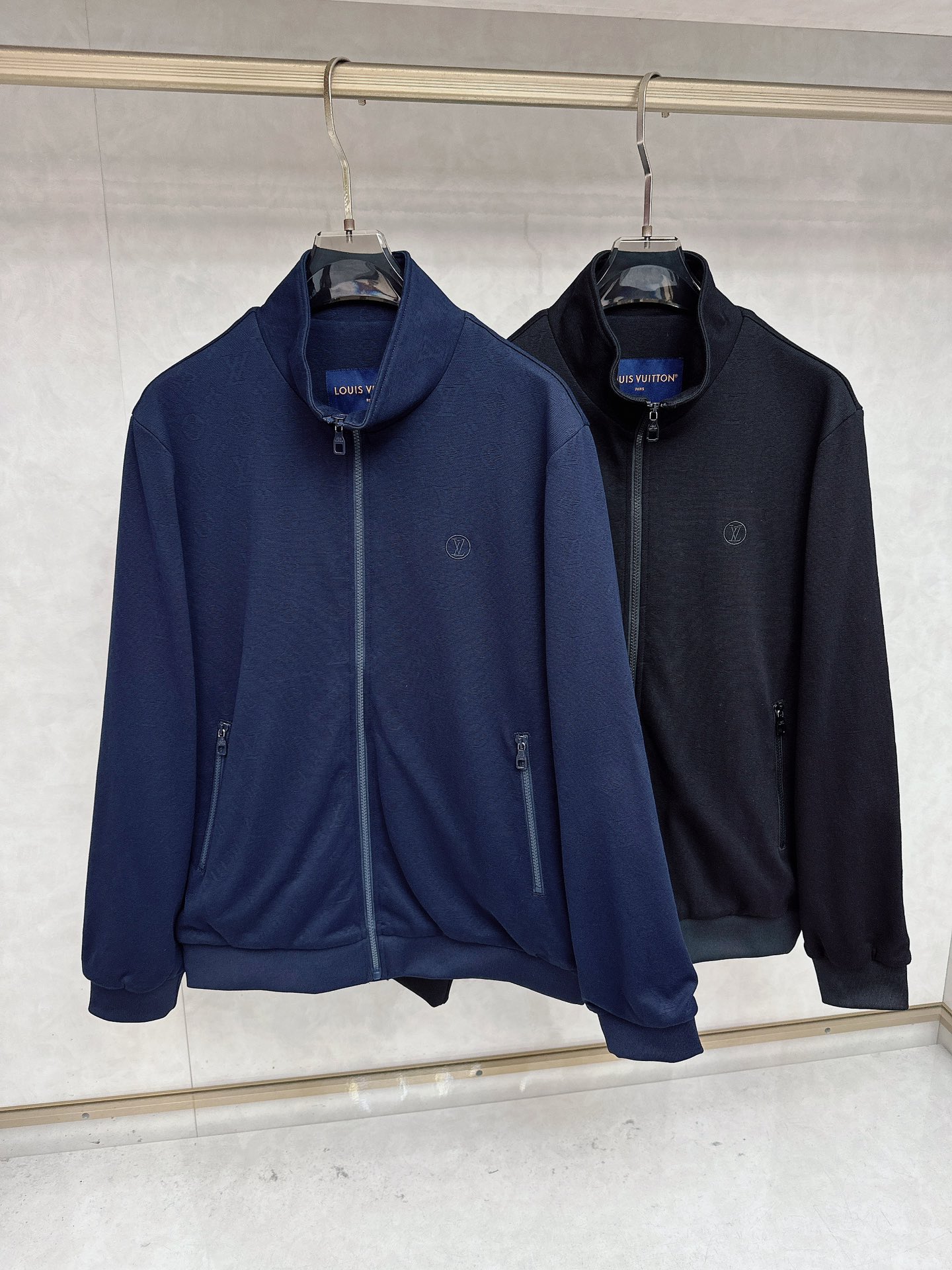 NO:601245,LOU*S VUIT*ON knitted jacquard stand-collar jacket is made of imported customized knitted mercerized jacquard fabric, original top-grade hardware accessories, classic design and stunning appearance. The quality is impeccable and quality control allows you to buy it directly. It is a high-end product that cannot be faulted! You can feel its powerful aura through the detailed pictures. It has a remarkable effect of gathering heat and keeping warm, so you don’t have to worry about getting a little chilly! Both fashionable and functional, the whole style looks more luxurious! Size M-3XL Color black-blue, jackets & coats, real silk, alexander wang19860909LOU*S VUIT*ON 针织提花立领外套,采用进口定制针织真丝光提花面料,原版顶级五金辅料,经典设计感与颜值爆棚的外套,品质更是无法挑剔品控可以直接入手,不容过错的高端臻品！通过细节图片便可感受到它强悍的气场,聚温保暖效果显著,完全不用担心会有一点寒意！时尚与功能性兼备,整款显得更加的奢华大气！ 码数M-3XL 颜色黑色-兰色,,jackets & coats,real silk,alexander wang,Men's clothing