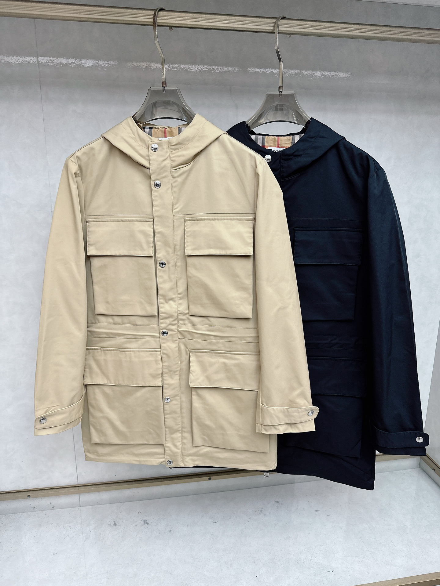 NO:601251,[Bueberry] Burberry's new autumn and winter London series, classic British style, single-breasted hooded, European channel orders, high-end must-have products An absolute hit product, individual, high-end, fashionable and good-looking, full of British style, with classic lapel collar, strong three-dimensional effect, classic and handsome single-breasted design, easy to put on and take off, symmetrical pockets on both sides are convenient and practical. The faintly revealed plaid pattern on the chest is low-key and highly designed, and the overall upper body is crisp and stylish. This mid-length concave shape is worn on the body, which is both light and warm! Size M-3XL Color: black-card color, burberry, hats, alexander wang19860909【Bueberry】巴宝莉 秋冬新款伦敦系列经典英伦风尚款,单排扣连帽,欧洲渠道订单,高端必备产物 绝对的爆款产物,个性,高规,时髦又好看,英伦范儿十足,采用经典翻驳领,立体感强,经典帅气单排扣设计,穿脱方便,两侧对称口袋方便又实用.胸前隐约显露的格纹图案低调又极具设计感,整体上身挺括有型,这样一袭凹造型中长款裏在身上,既轻盈又保暖！ 码数M-3XL 颜色:黑色-卡色,,burberry,hats,alexander wang,Men's clothing