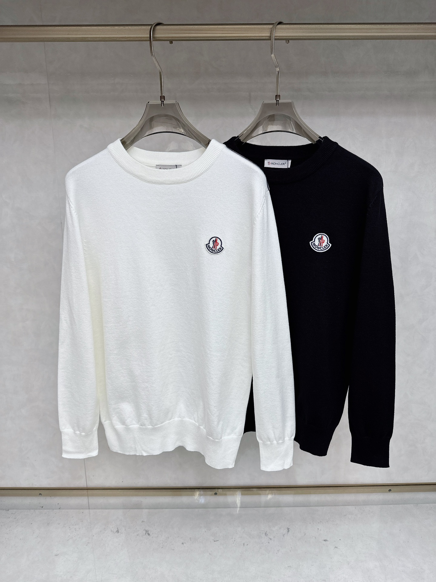 NO:601221,Mengkou 2025 official website latest round neck sweater for autumn and winter, hot style on sale at the same time!  Specially made of wool blended fabric. It feels comfortable. It can be directly in contact with the skin. The logo badge is exquisitely embroidered, which is extremely eye-catching!  The details highlight the fashionable charm of big brands. Exquisite workmanship. Three-dimensional cutting style. The wearing effect is invincible and handsome!  All three standards are complete!  Size M-3XL,,Moncler,sweaters,alexander wang19860909蒙口 2025官网秋冬季最新款圆领毛衣,同步在售爆款！特供羊毛混纺面料.手感舒适.可直接接触皮肤,logo徽章精致刺绣标志,极为抢眼！细节凸显大牌时尚魅力.精致做工.立体裁剪风格.穿着效果无敌帅气！三标齐全！码数M-3XL,,Moncler,sweaters,alexander wang,Men's clothing