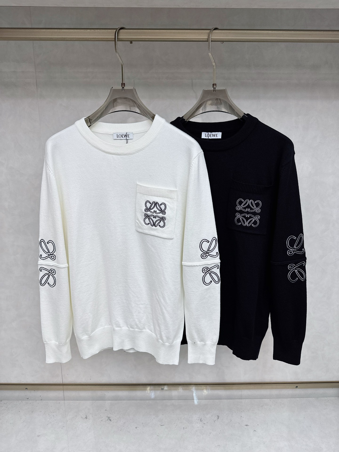 NO:601225,Loewe's latest 2025 autumn and winter crew neck sweaters from the official website are on sale at the same time!  Specially made of wool blended fabric. It feels comfortable. It can be directly in contact with the skin. The logo badge is exquisitely embroidered, which is extremely eye-catching!  The details highlight the fashionable charm of big brands. Exquisite workmanship. Three-dimensional cutting style. The wearing effect is invincible and handsome!  All three standards are complete!  Size M-3XL,,loewe,sweaters,alexander wang19860909罗意威 2025官网秋冬季最新款圆领毛衣,同步在售爆款！特供羊毛混纺面料.手感舒适.可直接接触皮肤,logo徽章精致刺绣标志,极为抢眼！细节凸显大牌时尚魅力.精致做工.立体裁剪风格.穿着效果无敌帅气！三标齐全！码数M-3XL,,loewe,sweaters,alexander wang,Men's clothing