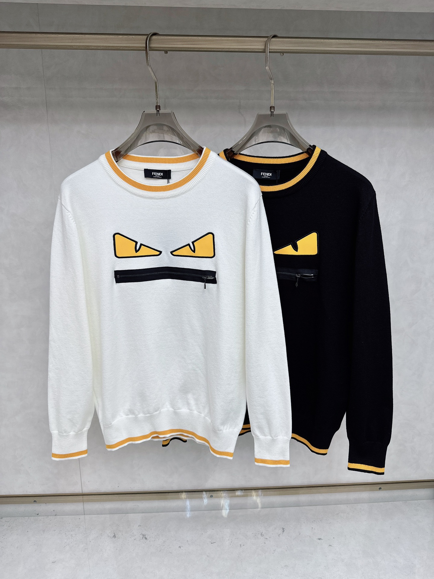 NO:601228,Loewe's latest 2025 autumn and winter crew neck sweaters from the official website are on sale at the same time!  Specially made of wool blended fabric. It feels comfortable. It can be directly in contact with the skin. The logo badge is exquisitely embroidered, which is extremely eye-catching!  The details highlight the fashionable charm of big brands. Exquisite workmanship. Three-dimensional cutting style. The wearing effect is invincible and handsome!  All three standards are complete!  Size M-3XL,,loewe,sweaters,alexander wang19860909罗意威 2025官网秋冬季最新款圆领毛衣,同步在售爆款！特供羊毛混纺面料.手感舒适.可直接接触皮肤,logo徽章精致刺绣标志,极为抢眼！细节凸显大牌时尚魅力.精致做工.立体裁剪风格.穿着效果无敌帅气！三标齐全！码数M-3XL,,loewe,sweaters,alexander wang,Men's clothing