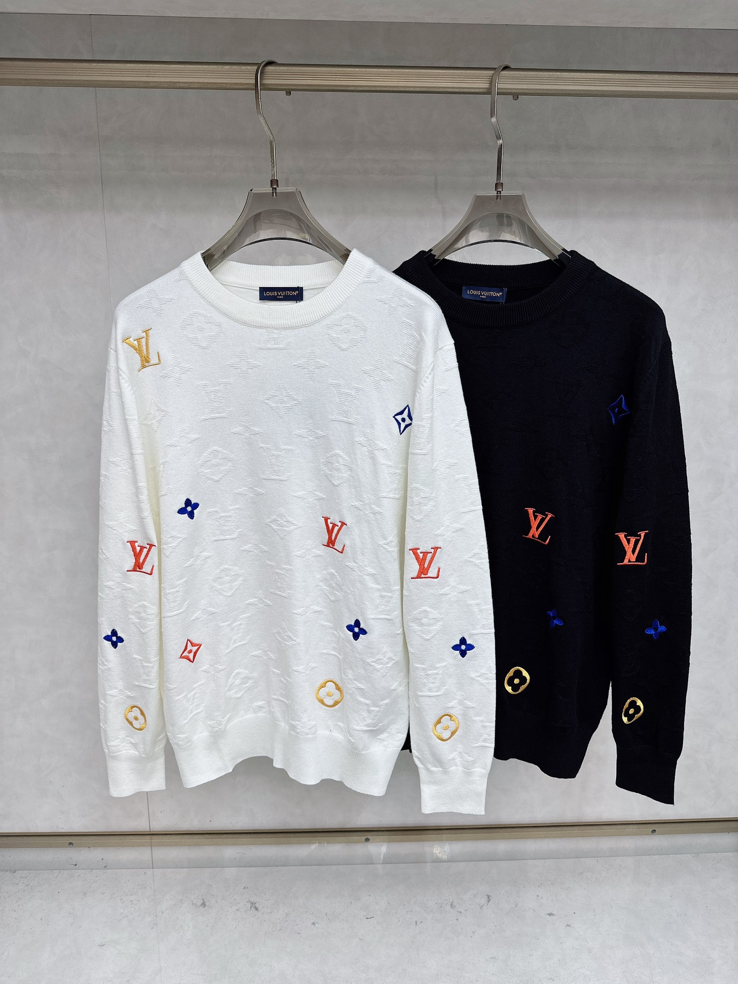 NO:601231,The latest round-neck sweaters from the LV official website for fall and winter 2025 are on sale at the same time!  Specially made of wool blended fabric. It feels comfortable. It can be directly in contact with the skin. The logo badge is exquisitely embroidered, which is extremely eye-catching!  The details highlight the fashionable charm of big brands. Exquisite workmanship. Three-dimensional cutting style. The wearing effect is invincible and handsome!  All three standards are complete!  Size M-3XL,,louis vuitton,sweaters,alexander wang19860909LV 2025官网秋冬季最新款圆领毛衣,同步在售爆款！特供羊毛混纺面料.手感舒适.可直接接触皮肤,logo徽章精致刺绣标志,极为抢眼！细节凸显大牌时尚魅力.精致做工.立体裁剪风格.穿着效果无敌帅气！三标齐全！码数M-3XL,,louis vuitton,sweaters,alexander wang,Men's clothing