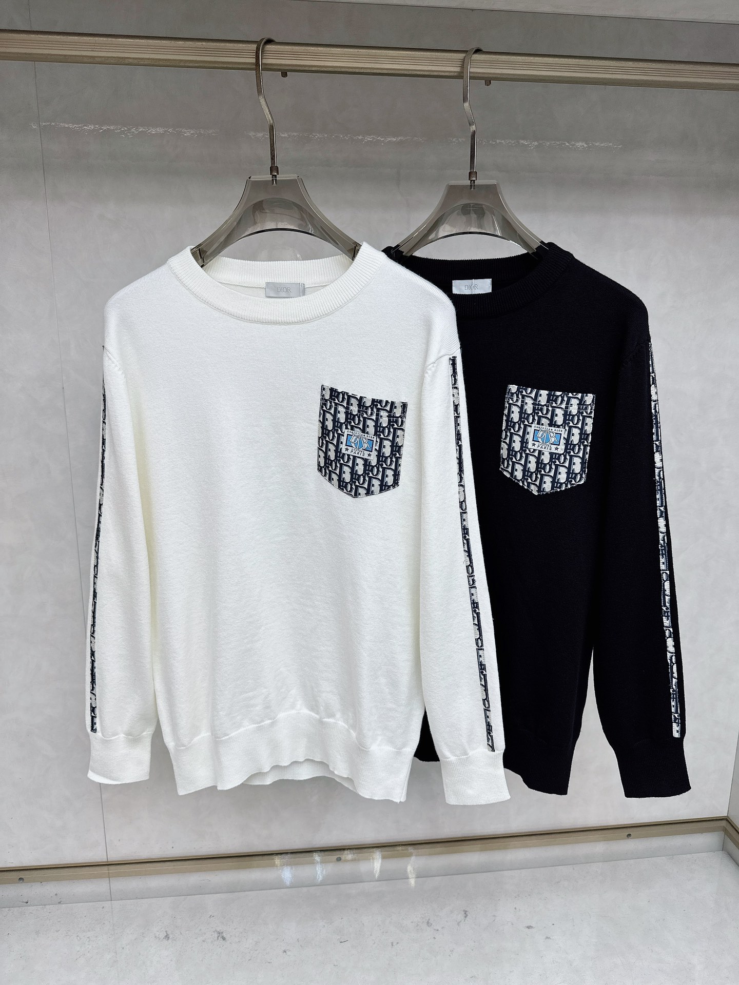 NO:601234,Dior’s latest 2025 autumn and winter crew neck sweaters are on sale at the same time!  Specially made of wool blended fabric. It feels comfortable. It can be directly in contact with the skin. The logo badge is exquisitely embroidered, which is extremely eye-catching!  The details highlight the fashionable charm of big brands. Exquisite workmanship. Three-dimensional cutting style. The wearing effect is invincible and handsome!  All three standards are complete!  Size M-3XL,,dior,sweaters,alexander wang19860909迪奥 2025官网秋冬季最新款圆领毛衣,同步在售爆款！特供羊毛混纺面料.手感舒适.可直接接触皮肤,logo徽章精致刺绣标志,极为抢眼！细节凸显大牌时尚魅力.精致做工.立体裁剪风格.穿着效果无敌帅气！三标齐全！码数M-3XL,,dior,sweaters,alexander wang,Men's clothing