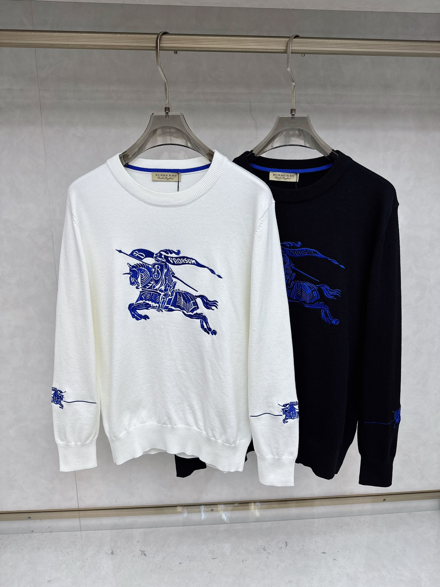 NO:601237,Burberry’s latest 2025 official website autumn and winter crew neck sweaters are on sale at the same time!  Specially made of wool blended fabric. It feels comfortable. It can be directly in contact with the skin. The logo badge is exquisitely embroidered, which is extremely eye-catching!  The details highlight the fashionable charm of big brands. Exquisite workmanship. Three-dimensional cutting style. The wearing effect is invincible and handsome!  All three standards are complete!  Size M-3XL,,burberry,sweaters,alexander wang19860909巴宝莉 2025官网秋冬季最新款圆领毛衣,同步在售爆款！特供羊毛混纺面料.手感舒适.可直接接触皮肤,logo徽章精致刺绣标志,极为抢眼！细节凸显大牌时尚魅力.精致做工.立体裁剪风格.穿着效果无敌帅气！三标齐全！码数M-3XL,,burberry,sweaters,alexander wang,Men's clothing