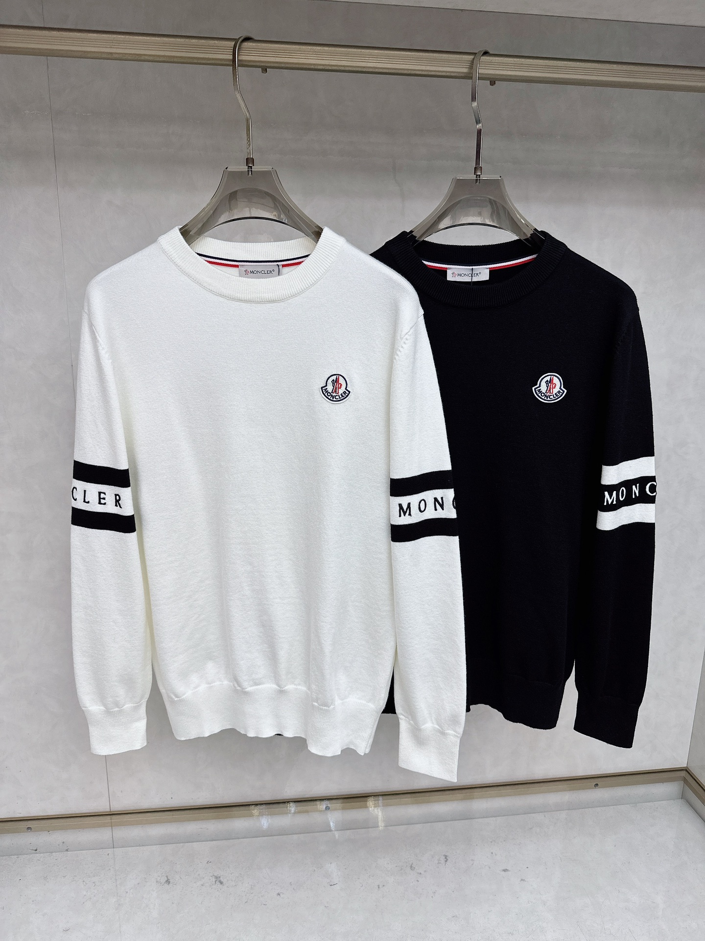 NO:601240,Mengkou 2025 official website latest round neck sweater for autumn and winter, hot style on sale at the same time!  Specially made of wool blended fabric. It feels comfortable. It can be directly in contact with the skin. The logo badge is exquisitely embroidered, which is extremely eye-catching!  The details highlight the fashionable charm of big brands. Exquisite workmanship. Three-dimensional cutting style. The wearing effect is invincible and handsome!  All three standards are complete!  Size M-3XL,,Moncler,sweaters,alexander wang19860909蒙口 2025官网秋冬季最新款圆领毛衣,同步在售爆款！特供羊毛混纺面料.手感舒适.可直接接触皮肤,logo徽章精致刺绣标志,极为抢眼！细节凸显大牌时尚魅力.精致做工.立体裁剪风格.穿着效果无敌帅气！三标齐全！码数M-3XL,,Moncler,sweaters,alexander wang,Men's clothing