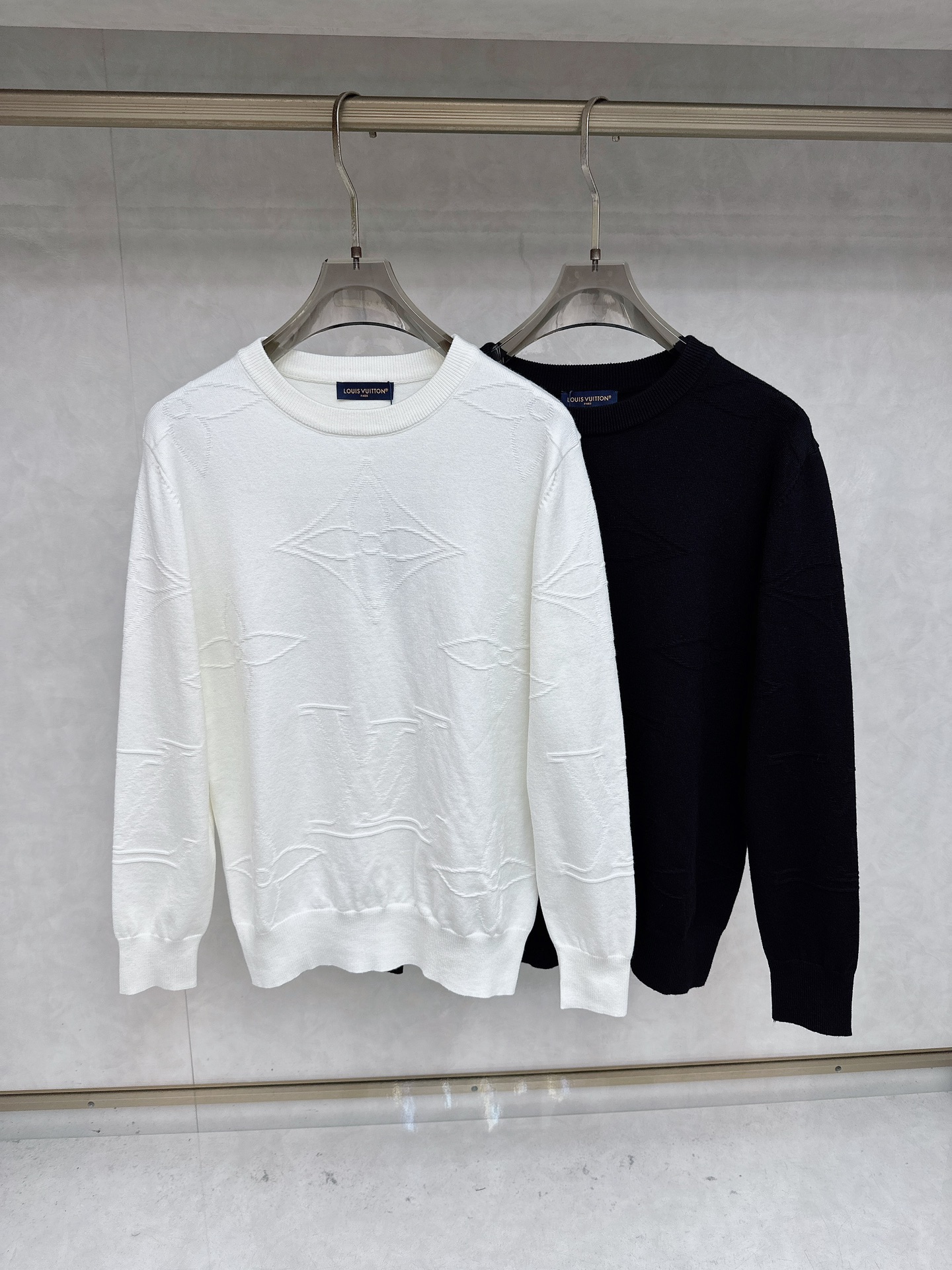 NO:601243,The latest round-neck sweaters from the LV official website for fall and winter 2025 are on sale at the same time!  Specially made of wool blended fabric. It feels comfortable. It can be directly in contact with the skin. The logo badge is exquisitely embroidered, which is extremely eye-catching!  The details highlight the fashionable charm of big brands. Exquisite workmanship. Three-dimensional cutting style. The wearing effect is invincible and handsome!  All three standards are complete!  Size M-3XL,,louis vuitton,sweaters,alexander wang19860909LV 2025官网秋冬季最新款圆领毛衣,同步在售爆款！特供羊毛混纺面料.手感舒适.可直接接触皮肤,logo徽章精致刺绣标志,极为抢眼！细节凸显大牌时尚魅力.精致做工.立体裁剪风格.穿着效果无敌帅气！三标齐全！码数M-3XL,,louis vuitton,sweaters,alexander wang,Men's clothing