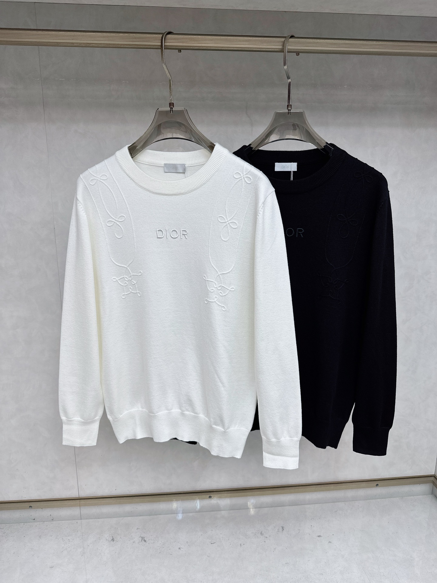 NO:601246,Dior’s latest 2025 autumn and winter crew neck sweaters are on sale at the same time!  Specially made of wool blended fabric. It feels comfortable. It can be directly in contact with the skin. The logo badge is exquisitely embroidered, which is extremely eye-catching!  The details highlight the fashionable charm of big brands. Exquisite workmanship. Three-dimensional cutting style. The wearing effect is invincible and handsome!  All three standards are complete!  Size M-3XL,,dior,sweaters,alexander wang19860909迪奥 2025官网秋冬季最新款圆领毛衣,同步在售爆款！特供羊毛混纺面料.手感舒适.可直接接触皮肤,logo徽章精致刺绣标志,极为抢眼！细节凸显大牌时尚魅力.精致做工.立体裁剪风格.穿着效果无敌帅气！三标齐全！码数M-3XL,,dior,sweaters,alexander wang,Men's clothing