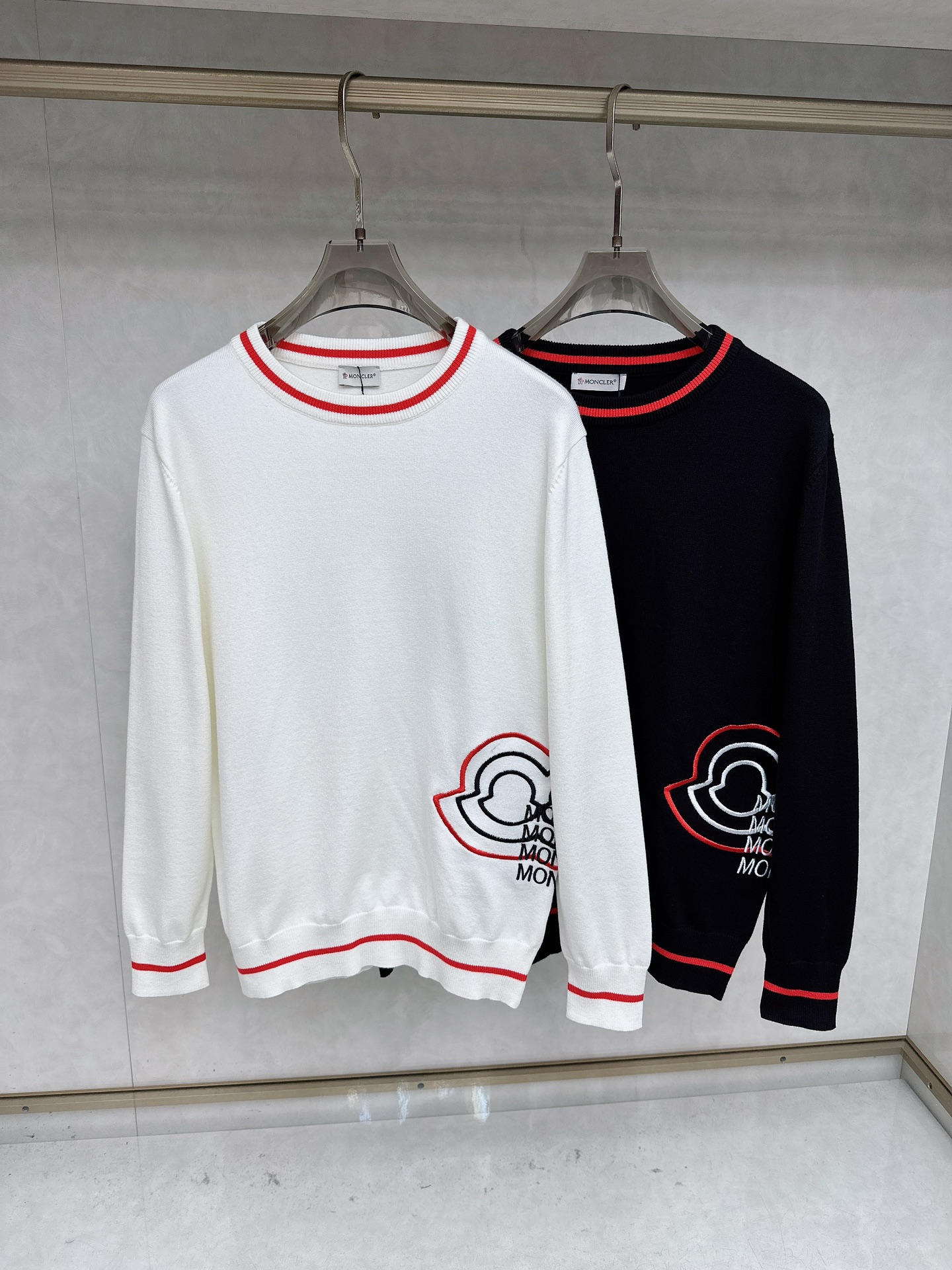 NO:601249,Mengkou 2025 official website latest round neck sweater for autumn and winter, hot style on sale at the same time!  Specially made of wool blended fabric. It feels comfortable. It can be directly in contact with the skin. The logo badge is exquisitely embroidered, which is extremely eye-catching!  The details highlight the fashionable charm of big brands. Exquisite workmanship. Three-dimensional cutting style. The wearing effect is invincible and handsome!  All three standards are complete!  Size M-3XL,,Moncler,sweaters,alexander wang19860909蒙口 2025官网秋冬季最新款圆领毛衣,同步在售爆款！特供羊毛混纺面料.手感舒适.可直接接触皮肤,logo徽章精致刺绣标志,极为抢眼！细节凸显大牌时尚魅力.精致做工.立体裁剪风格.穿着效果无敌帅气！三标齐全！码数M-3XL,,Moncler,sweaters,alexander wang,Men's clothing