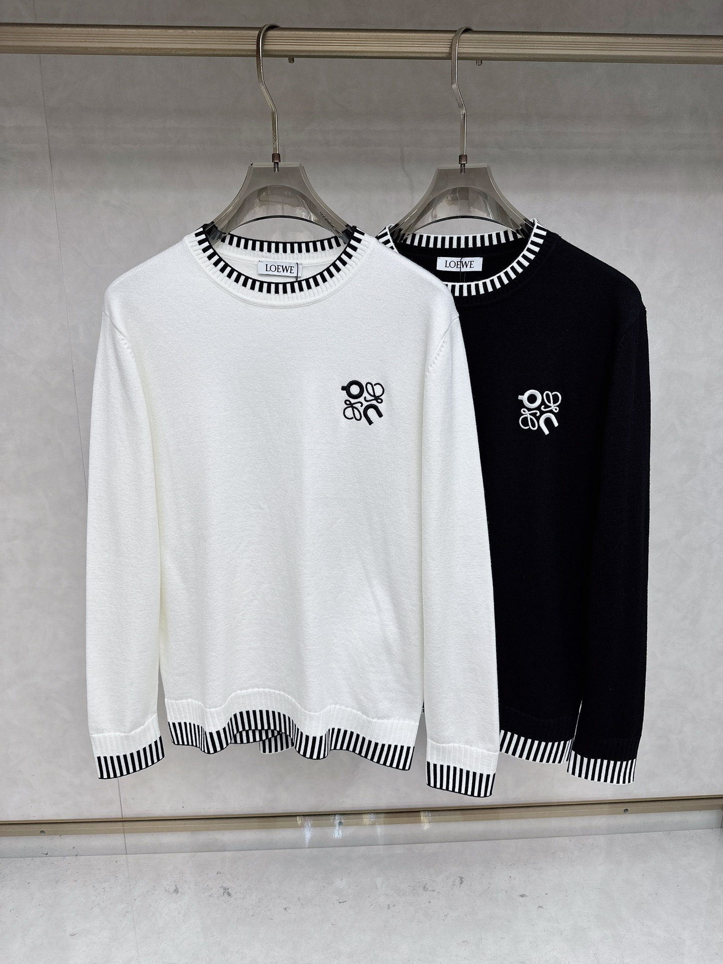 NO:601252,Loewe's latest 2025 autumn and winter crew neck sweaters from the official website are on sale at the same time!  Specially made of wool blended fabric. It feels comfortable. It can be directly in contact with the skin. The logo badge is exquisitely embroidered, which is extremely eye-catching!  The details highlight the fashionable charm of big brands. Exquisite workmanship. Three-dimensional cutting style. The wearing effect is invincible and handsome!  All three standards are complete!  Size M-3XL,,loewe,sweaters,alexander wang19860909罗意威 2025官网秋冬季最新款圆领毛衣,同步在售爆款！特供羊毛混纺面料.手感舒适.可直接接触皮肤,logo徽章精致刺绣标志,极为抢眼！细节凸显大牌时尚魅力.精致做工.立体裁剪风格.穿着效果无敌帅气！三标齐全！码数M-3XL,,loewe,sweaters,alexander wang,Men's clothing