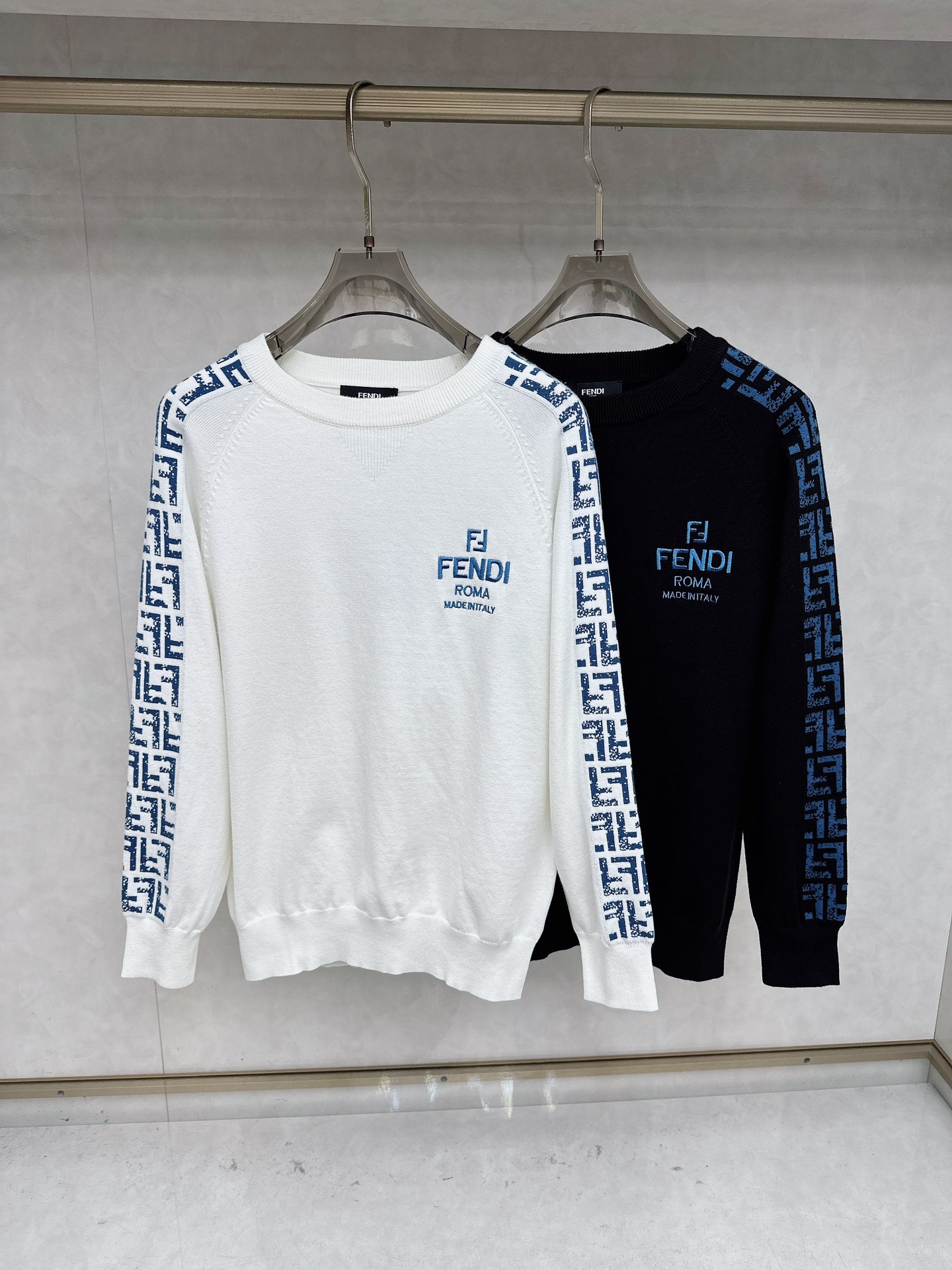 NO:601255,Fendi 2025 official website latest round neck sweater for autumn and winter, hot style on sale at the same time!  Specially made of wool blended fabric. It feels comfortable. It can be directly in contact with the skin. The logo badge is exquisitely embroidered, which is extremely eye-catching!  The details highlight the fashionable charm of big brands. Exquisite workmanship. Three-dimensional cutting style. The wearing effect is invincible and handsome!  All three standards are complete!  Size M-3XL,,fendi,sweaters,alexander wang19860909芬迪 2025官网秋冬季最新款圆领毛衣,同步在售爆款！特供羊毛混纺面料.手感舒适.可直接接触皮肤,logo徽章精致刺绣标志,极为抢眼！细节凸显大牌时尚魅力.精致做工.立体裁剪风格.穿着效果无敌帅气！三标齐全！码数M-3XL,,fendi,sweaters,alexander wang,Men's clothing