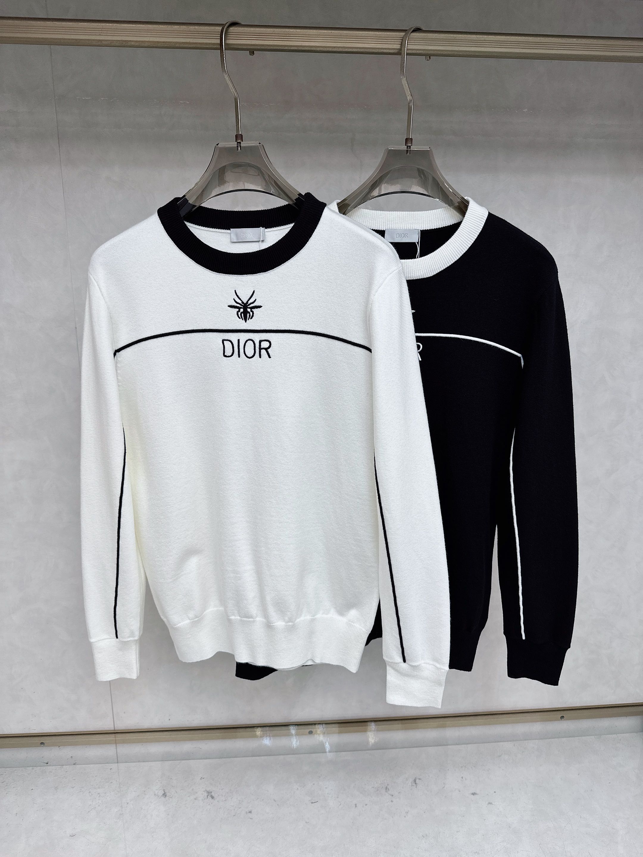 NO:601232,Dior’s latest 2025 autumn and winter crew neck sweaters are on sale at the same time!  Specially made of wool blended fabric. It feels comfortable. It can be directly in contact with the skin. The logo badge is exquisitely embroidered, which is extremely eye-catching!  The details highlight the fashionable charm of big brands. Exquisite workmanship. Three-dimensional cutting style. The wearing effect is invincible and handsome!  All three standards are complete!  Size M-3XL,,dior,sweaters,alexander wang19860909迪奥 2025官网秋冬季最新款圆领毛衣,同步在售爆款！特供羊毛混纺面料.手感舒适.可直接接触皮肤,logo徽章精致刺绣标志,极为抢眼！细节凸显大牌时尚魅力.精致做工.立体裁剪风格.穿着效果无敌帅气！三标齐全！码数M-3XL,,dior,sweaters,alexander wang,Men's clothing