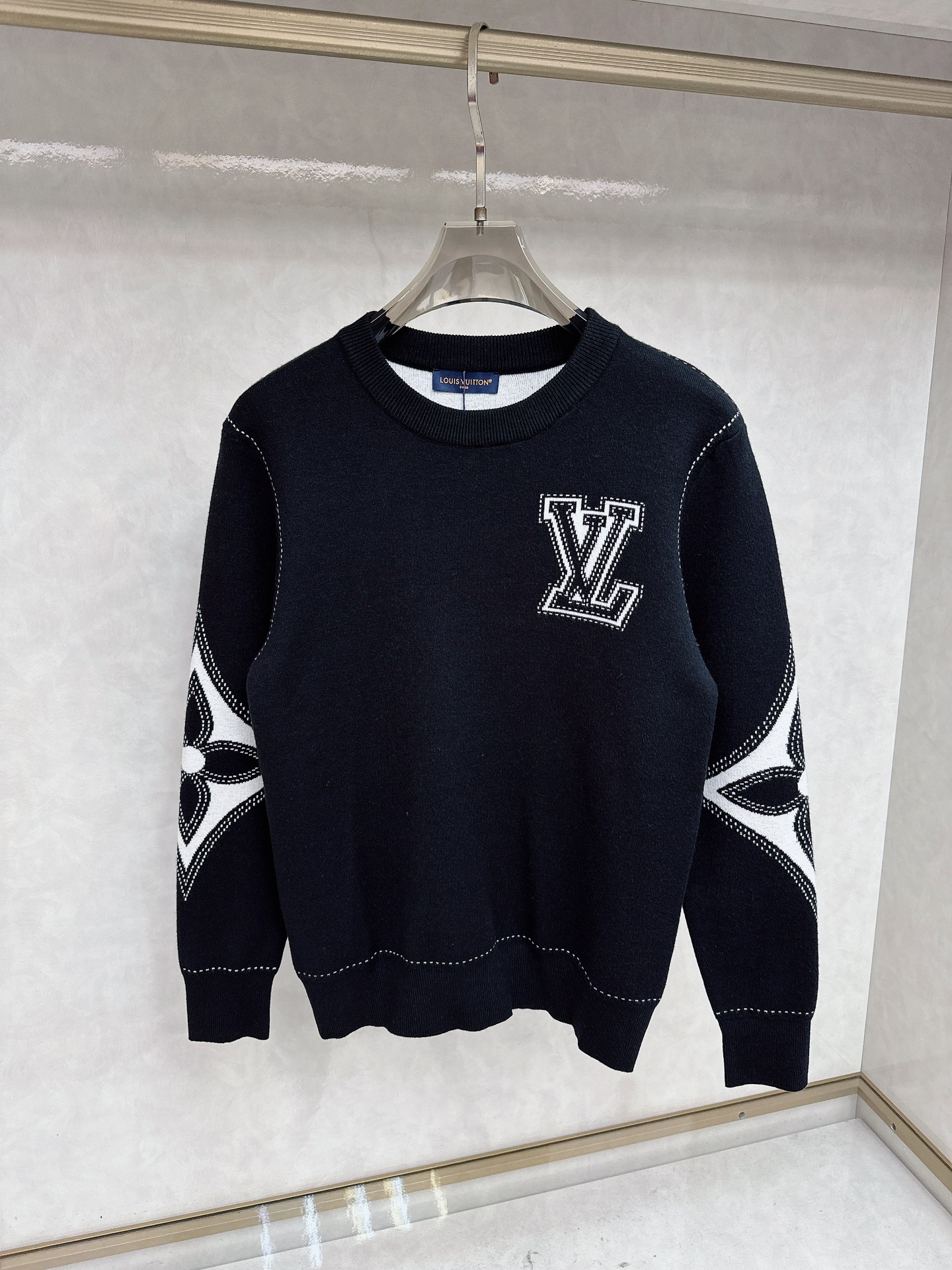 NO:601235,The latest round-neck sweaters from the LV official website for fall and winter 2025 are on sale at the same time!  Specially made of wool blended fabric. It feels comfortable. It can be directly in contact with the skin. The logo badge is exquisitely embroidered, which is extremely eye-catching!  The details highlight the fashionable charm of big brands. Exquisite workmanship. Three-dimensional cutting style. The wearing effect is invincible and handsome!  All three standards are complete!  Size M-3XL,,louis vuitton,sweaters,alexander wang19860909LV 2025官网秋冬季最新款圆领毛衣,同步在售爆款！特供羊毛混纺面料.手感舒适.可直接接触皮肤,logo徽章精致刺绣标志,极为抢眼！细节凸显大牌时尚魅力.精致做工.立体裁剪风格.穿着效果无敌帅气！三标齐全！码数M-3XL,,louis vuitton,sweaters,alexander wang,Men's clothing