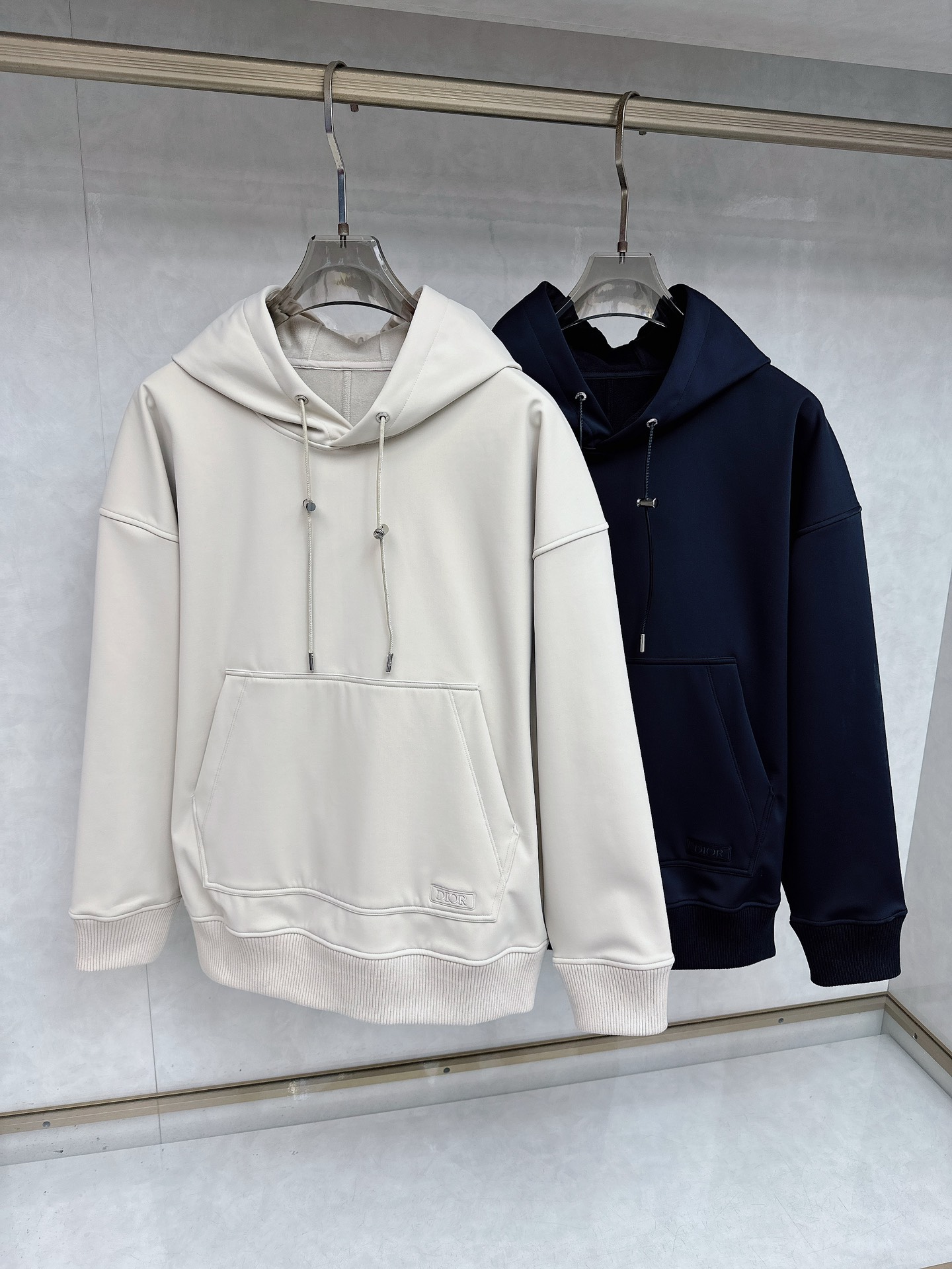 NO:611751,DIOR Dior's new men's flocked hooded sweatshirt is made of custom-made velvet sweatshirt fabric with fine texture, comfortable and close to the skin. It has a low pocket design and is decorated with brand LOGO embroidery, which is rich in tone and connotation. It is lined with velvet and uses the dropped shoulder micro-profile as the skeleton. It is precisely stuck at the golden section of laziness and procrastination. Every step brings a dynamic beauty, making tailoring an art of space. Elegance is defined by design. Apricot, black, size  M-3XL,,dior,dior,hoodie,sweatshirts,gold,hats,alexander wang19860909DIOR 迪奥新款男士植绒连帽卫衣 选用定制加绒卫衣面料 纹理细腻 舒适贴肤 插兜低口袋设计,饰以品牌LOGO刺绣,调而富有内涵.内里加绒,以落肩微廓形为骨架 精准卡在慵懒与拖沓的黄金分割点 每一步都带着动态美感 让剪裁成为空间艺术 用设计定义优雅.杏色,黑色,尺码 M-3XL,,dior,dior,hoodie,sweatshirts,gold,hats,alexander wang,Men's clothing