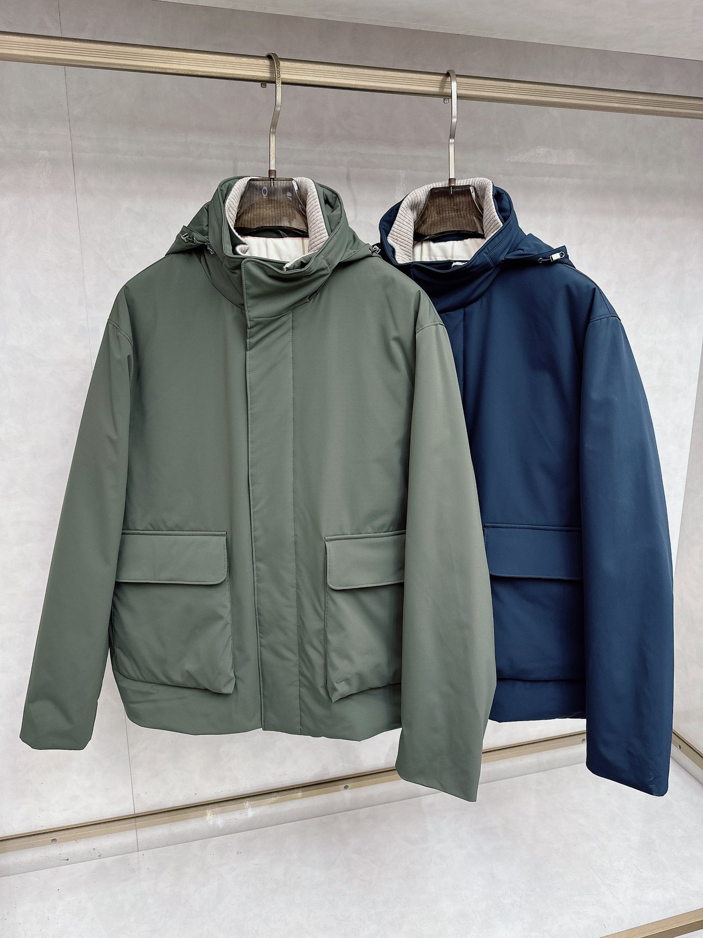 NO:611754,Lor* Pian* men's cashmere knitted stand-collar jacket is made of Loro Piana's signature Windmate fabric blended with microfiber and cashmere. The fabric is treated with Storm System waterproof and windproof, and is lightweight and very versatile. Sizes 48 50 52 54 56,,loro piana,jackets & coats,jackets & coats,alexander wang19860909Lor* Pian* 诺优翩雅 男士羊绒针织立领夹克外套 采用微纤维和羊绒混纺的 Loro Piana 特色 Windmate 面料制成.面料经 Storm System 防水防风处理,质地轻盈,非常百搭.尺码48 50 52 54 56,,loro piana,jackets & coats,jackets & coats,alexander wang,Men's clothing