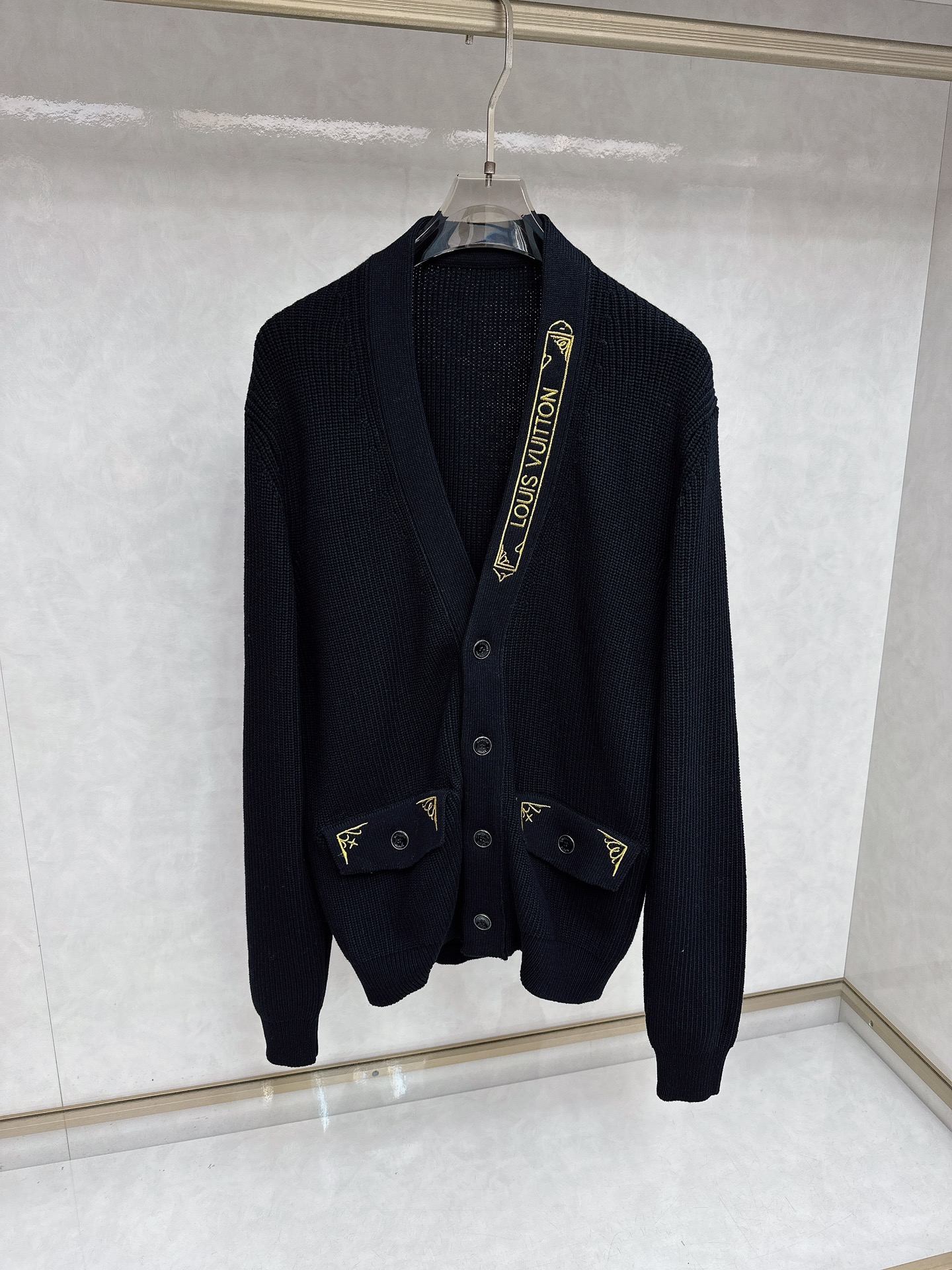 NO:611756,The new LV 25ss cardigan is made of lightweight and breathable cotton blended rib knitting, with the Louis Vuitton logo and Monogram floral details embroidered on the left collar and flap pocket respectively. It can replace the classic jacket to create an elegant evening look and embark on a comfortable cruise. S-XL,,louis vuitton,louis vuitton,jackets & coats,alexander wang19860909LV 25ss新款开衫取材轻盈透气的棉质混纺罗纹针织,为左领和翻盖口袋分别刺绣路易威登标识与 Monogram 花卉细节.可替代经典夹克构筑闲雅晚装造型,踏上惬意的航游之旅.  S-XL,,louis vuitton,louis vuitton,jackets & coats,alexander wang,Men's clothing