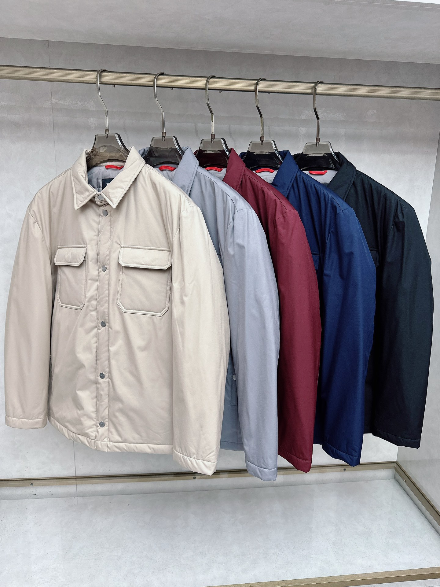 NO:601254,Kiton's new model is coming. New model for autumn and winter, pocket-type warmth!  Trading company channels are rare and available on the official website simultaneously!  An exciting fashion masterpiece, it perfectly combines practicality and high-end sense, bringing an unprecedented experience to the wearer!  This product is made of highly customized polyester fiber material. Its high density gives it excellent windproof performance. In the biting cold wind, it acts like a solid barrier, isolating the cold wind and keeping you warm at all times!  And it also has a water-repellent function. Even on drizzling days, rainwater will not easily penetrate into the interior, keeping you dry and comfortable at all times!  It adds a sense of luxury to the overall look, making you stand out from the crowd!  It not only provides excellent thermal insulation effect, allowing you to feel as warm as spring in the cold season, but also does not feel any weight at all!  The placket adopts a button opening and closing design. This classic and practical way is not only convenient to put on and take off, but also adds a retro charm!  Each button has been carefully polished, full of texture, and perfectly integrated with the overall style!  It breaks the traditional bloated image, not only shows the man's ability but also adds a unique personality to simplicity!  Color Black Blue Red Apricot Gray Size M-3XL (48-56),,alexander wang19860909kiton 新款来袭 秋冬新款,口袋式保暖！贸易公司渠道稀出,同步官网发售！一款令人心动的时尚杰作,它将实用性与高级感完美结合,为穿着者带来前所未有的体验！ 这款采用高定制聚酯纤维材质,高密度的特性赋予了它出色的防风性能,在凛冽的寒风中,它就像一道坚固的屏障,将冷风隔绝在外,让你始终保持温暖！而且它还具备拒水功能,即便是在细雨纷飞的日子里,雨水也不会轻易渗透进内部,始终让你保持干爽舒适！为整体造型增添了一份高级感, 让你在人群中脱颖而出！它不仅能够提供出色的保暖效果,让你在寒冷的季节里也能感受到温暖如春,而且完全不会有负重感！ 门襟采用了纽扣开合的设计,这种经典而实用的方式不仅方便穿脱,还为增添了一份复古的韵味！每一颗纽扣都经过精心打磨,质感十足,与的整体风格完美融合！它打破了传统的臃肿形象,既展现出男性的干练与为简约的增添了一份独特的个性！ 颜色黑色 蓝色 红色 杏色 灰色 码数M-3XL（48-56）,,alexander wang,Men's clothing