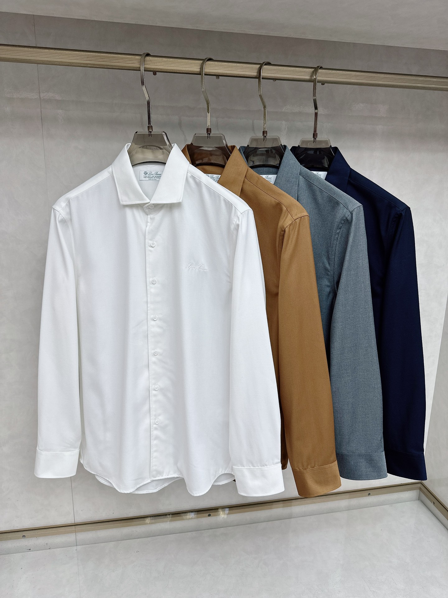 NO:601257,LP wardrobe essential series 'Wool blended cotton regular fit shirt, the king's gift' series, you are right to choose him! Multicolor Windsor collar wool blend fabric business long-sleeved shirt. Top platinum level product, only made from brands with low-profile hems. This shirt is made of cotton and wool blend fabrics. Its soft touch and luxurious texture complement each other. It is a must-have item for your wardrobe. It is ideal whether paired with branded cashmere or virgin wool trousers, adding a touch of exquisite casualness to the overall look. The blending of selected wool and other fibers not only retains the softness, delicacy and warmth of cashmere, but also enhances the durability and wrinkle resistance of the fabric. Wool is known as 'soft gold', and its unique fiber structure makes the blended shirt have excellent warmth retention and comfort. It feels soft, and the wool blended shirt feels soft and waxy, and does not feel itchy when in contact with the skin, giving people an elegant and comfortable wearing experience! Color Blue Gray Khaki White Size S-3XL (38-43),,loro piana,shirts,gold,alexander wang19860909LP 衣橱必备系列”羊毛混纺綿常规版型衬衫,国王的礼物”系列,选他是正确的！多色温莎领羊毛混纺面料商务长袖衬衫 顶尖白金级臻品,仅用下摆低调的品牌,这款衬衫采棉和羊毛混纺面料制作而成,柔软的触感和奢华质感相得益彰,是您衣橱的必备单品,无论搭配品牌羊绒或是初剪羊毛裤装都是理想之选,为整体造型增添一抹精致的随意感. 精选羊毛与其他纤维的混纺,既保留了羊绒的柔软、细腻和保暖性,又增强了面料的耐用性和抗皱性.羊毛被誉为“软黄金”,其独特的纤维结构使得混纺衬衣具有出色的保暖性能和舒适度. 手感柔软,羊毛混纺衬衣触感柔软滑糯,穿着时与皮肤接触无刺痒感,给人以高雅舒适的穿着体验！ 颜色蓝色 灰色 卡其 白色 码数S-3XL (38-43),,loro piana,shirts,gold,alexander wang,Men's clothing