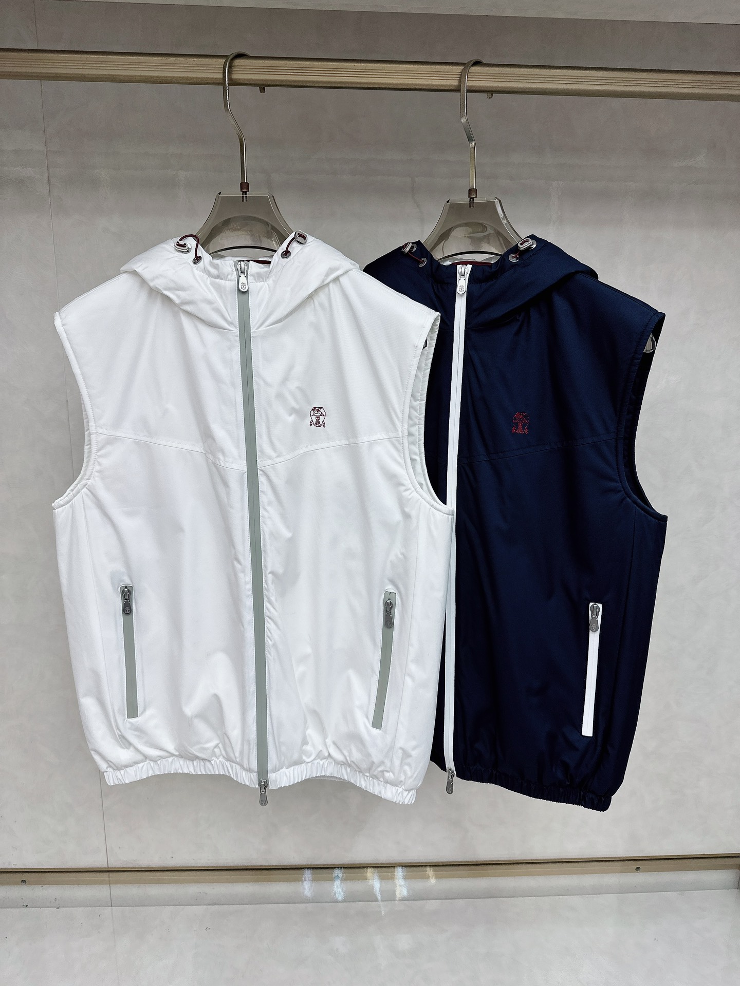 NO:601258,Brunello Cucineli's new fall/winter men's hoodie!  Full of modernity and technology, it combines fashion aesthetics with outdoor elements. In terms of design tone, it continues to follow the minimalist line of the P family. The details are enriched and the iconic brand badge logo is injected on the chest, which is a soul embellishment!  The fabric is exquisite and first-class, with high density and excellent windproof and waterproof properties, and is extremely stain-resistant, extremely delicate to the touch, and extremely comfortable. The details are exquisite and exquisite. The exclusive customized waterproof zipper and elastic hem design make the upper body comfortable and breathable. It is very versatile regardless of matching or matching. It highlights the personality of young people and can be easily controlled!  Color White Blue Size M-3XL (48-56),, brunello cucinelli, hats, alexander wang19860909Brunello Cucineli 秋冬新品 男士连帽！在充满现代感与科技感,将时装美学与户外元素混搭结合,在设计基调方面继续沿袭了P家的极简路线,细节元素各自丰富发挥,胸前注入了标志性牌品徽章标识,属于灵魂式点缀！ 面料是精致优选一流,具备高密度优良防风防水特质,且抗污性极强,触感极为细腻,舒适性亦绝佳, 细节精湛考究,专属定制防水拉链及下摆松紧设计, 上身舒适透气,无论搭配还是都非常百搭,彰显了年轻人的个性,都能轻松驾驭！ 颜色白色 蓝色 码数M-3XL（48-56）,,brunello cucinelli,hats,alexander wang,Men's clothing