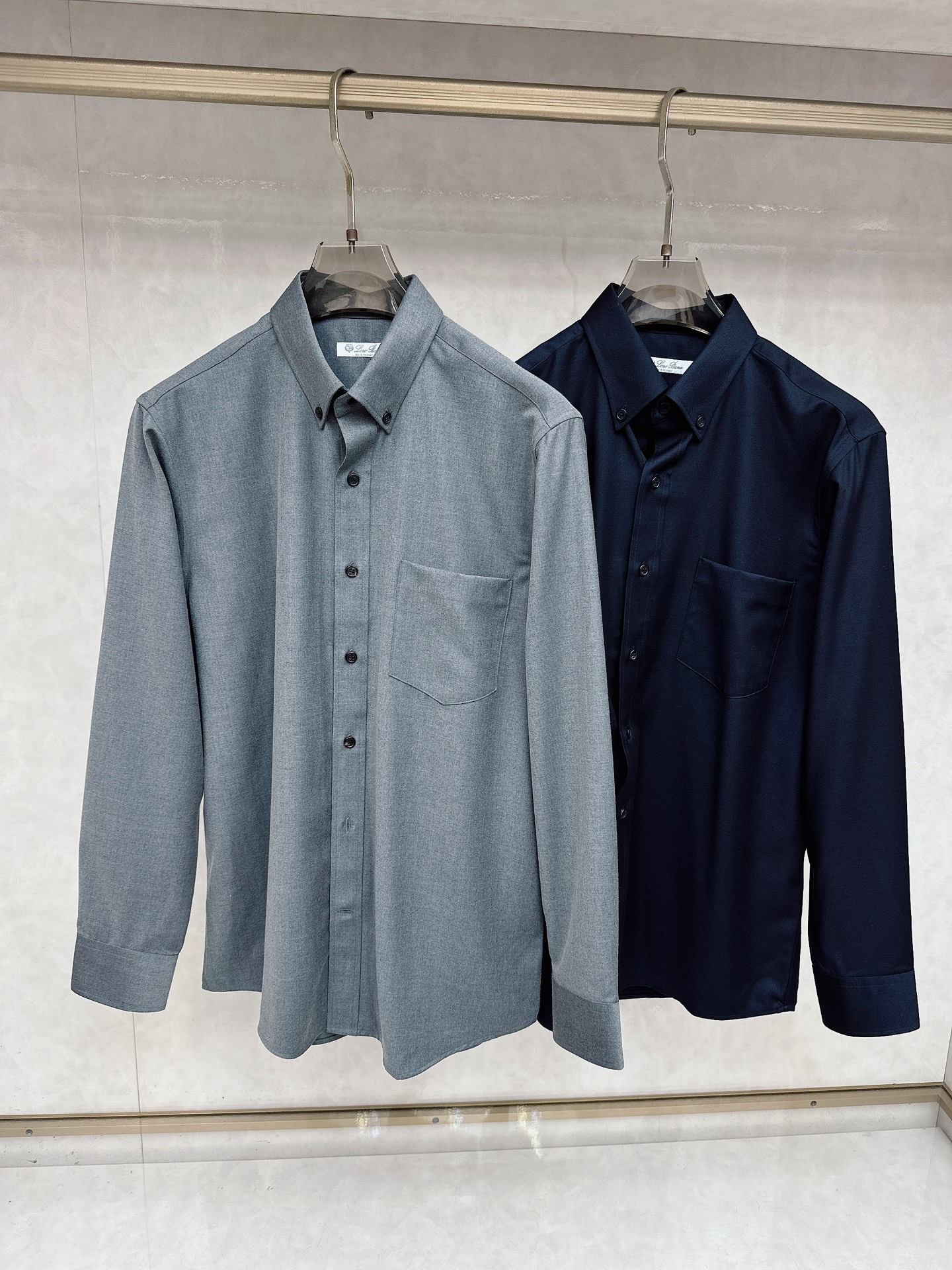 NO:601260,LP wardrobe essential series 'Wool blended cotton regular fit shirt, the king's gift' series, you are right to choose him! Multicolor Windsor collar wool blend fabric business long-sleeved shirt. Top platinum level product, only made from brands with low-profile hems. This shirt is made of cotton and wool blend fabrics. Its soft touch and luxurious texture complement each other. It is a must-have item for your wardrobe. It is ideal whether paired with branded cashmere or virgin wool trousers, adding a touch of exquisite casualness to the overall look. The blending of selected wool and other fibers not only retains the softness, delicacy and warmth of cashmere, but also enhances the durability and wrinkle resistance of the fabric. Wool is known as 'soft gold', and its unique fiber structure makes the blended shirt have excellent warmth retention and comfort. It feels soft, and the wool blended shirt feels soft and waxy, and does not feel itchy when in contact with the skin, giving people an elegant and comfortable wearing experience! Size S-3XL (38-43),,loro piana,shirts,gold,alexander wang19860909LP 衣橱必备系列”羊毛混纺綿常规版型衬衫,国王的礼物”系列,选他是正确的！多色温莎领羊毛混纺面料商务长袖衬衫 顶尖白金级臻品,仅用下摆低调的品牌,这款衬衫采棉和羊毛混纺面料制作而成,柔软的触感和奢华质感相得益彰,是您衣橱的必备单品,无论搭配品牌羊绒或是初剪羊毛裤装都是理想之选,为整体造型增添一抹精致的随意感. 精选羊毛与其他纤维的混纺,既保留了羊绒的柔软、细腻和保暖性,又增强了面料的耐用性和抗皱性.羊毛被誉为“软黄金”,其独特的纤维结构使得混纺衬衣具有出色的保暖性能和舒适度. 手感柔软,羊毛混纺衬衣触感柔软滑糯,穿着时与皮肤接触无刺痒感,给人以高雅舒适的穿着体验！ 码数S-3XL (38-43),,loro piana,shirts,gold,alexander wang,Men's clothing