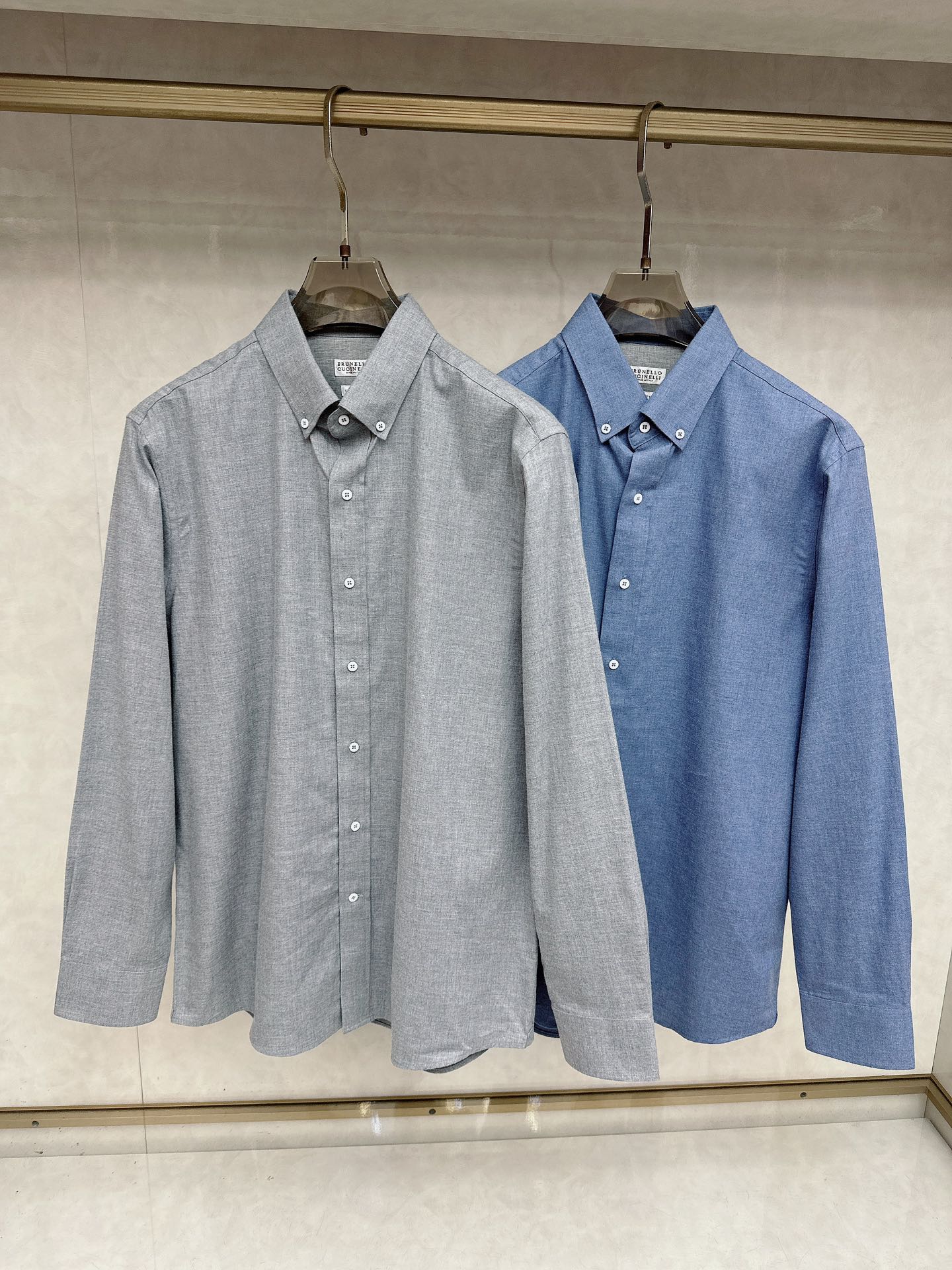 NO:601262,BC new model is coming!  British classic button-down business men's business shirts. The button-down collar can be described as a pointed collar or called a Sawin collar or a British collar. This collar type has an obvious sharp angle design. The neckline is narrow and rounded, and the lines are smooth and elegant. It is not only protruding enough.  The neck line of the wearer is very suitable for matching with a tie, showing a formal and classic style. Visually, the pointed collar shirt collar gives people a consistent and capable feeling, which is very suitable for formal business or occasions where a professional image needs to be displayed.  Made of brushed fabric, custom-woven in classic colors of blue and gray, it is a high-end and versatile color system. This shirt is a simple, classic, versatile and easy-to-match excellent style. It is one of the indispensable items in men's wardrobes!  Color blue gray digital S-3XL (38-43), shirts, alexander wang19860909BC 新款来袭！英典经国样领扣式商务男士商衬磨毛务衫,领扣式可以容形为尖领或称为莎温领、领国英,这种领型具明有的显尖角计设,领口窄较且呈现形圆,条线流而畅雅优.不它能仅凸够显着穿的者颈部条线,非还适常合配搭领带,展出现一种而式正典经的风格.在视觉上,尖领衬衫子领给人精种一致、练干的觉感,非合适常式正商场务或合要需展现专形业象的场合. 采用磨毛面料,定织蓝色灰色系的经典颜色,高级又百搭的色系 这款衫衬是款一简集约、典经、百搭易和于于配搭一身的优秀款式,男是士橱衣中可不或的缺单品之一！ 颜色蓝色 灰色 数码S-3XL（38-43）,,shirts,alexander wang,Men's clothing