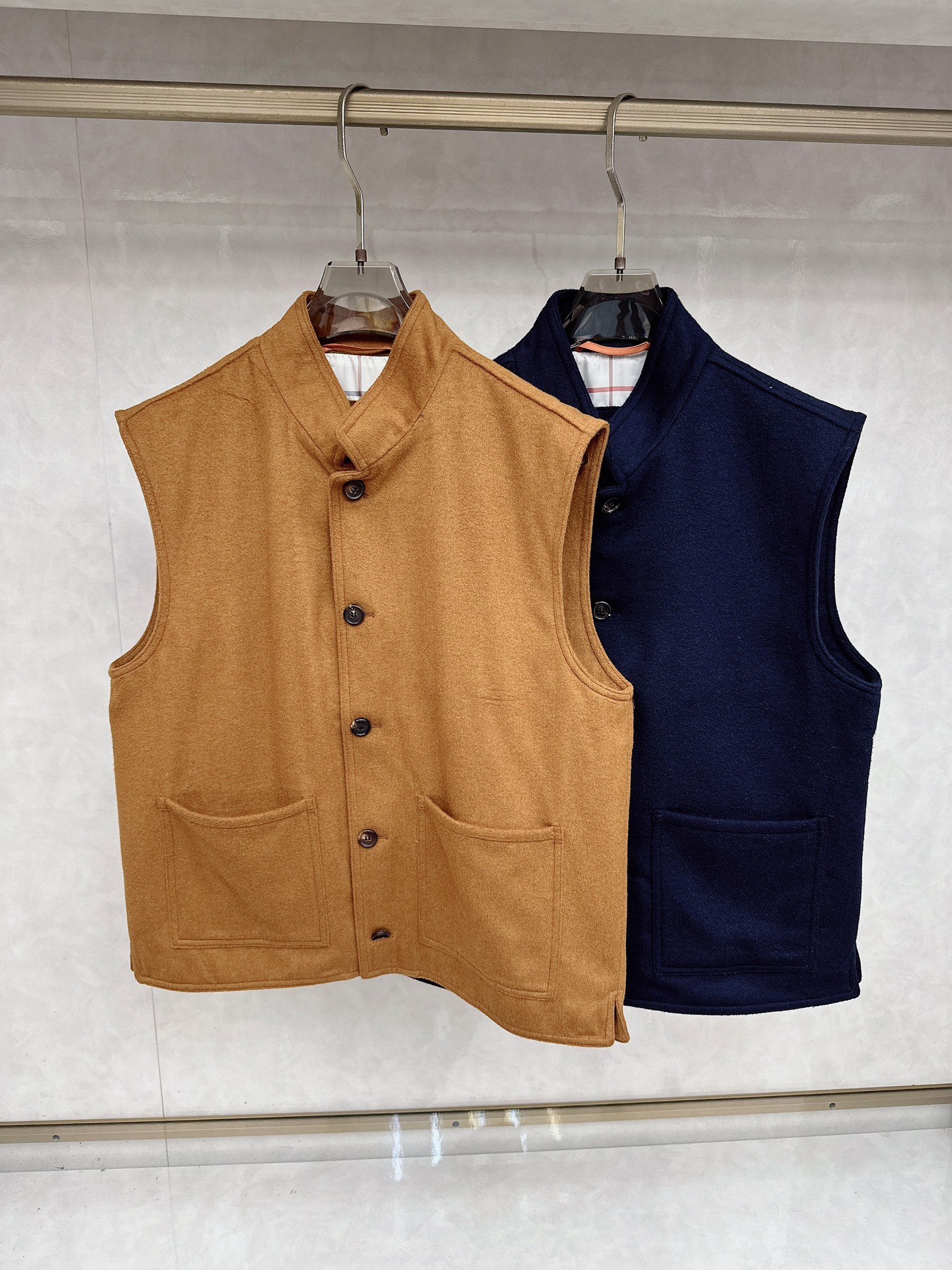 NO:601264,LP Nuoyou Panya's new men's cashmere, LP exclusive is a highlight of the old money style. It is loved by the majority of men for its exquisite craftsmanship, high-quality fabrics and fashionable designs. This usually uses light, soft and breathable fabrics, such as cashmere, wool blends, etc., to ensure the comfort and warmth of wearing. The tailoring pays attention to the balance of looseness and fit, showing a casual style without losing the sense of sophistication. Selected high-quality 20 cashmere blended with 80 wool  It makes the overall shape more three-dimensional and layered. At the same time, the brand also pays attention to details and is carefully designed and produced to show that high-quality craft water is a product that combines fashion and comfort. Both quality and design demonstrate the brand's pursuit of excellence!  Color Blue Khaki Size M-3XL (48-56),,loro piana,alexander wang19860909LP 诺悠翩雅 新款男士羊绒, LP专属为老钱风的一大亮点,以其精湛的工艺、高品质的面料和时尚的设计而受到广大男士的喜爱, 这个通常采用轻薄柔软且透气的面料,如小羊绒、羊毛混纺等,确保穿着的舒适性和温暖度,剪裁上注重宽松与合身的平衡,既展现出休闲的风范,又不失精致感. 精选优质20羊绒混纺80羊毛 使得整体造型更加立体和富有层次感.同时,品牌也注重细节的处理,都经过精心设计和制作,展现出高品质的工艺水是一种兼具时尚与舒适度的产品,无论是品质还是设计都展现了品牌的卓越追求！ 颜色蓝色 卡其 码数M-3XL（48-56）,,loro piana,alexander wang,Men's clothing