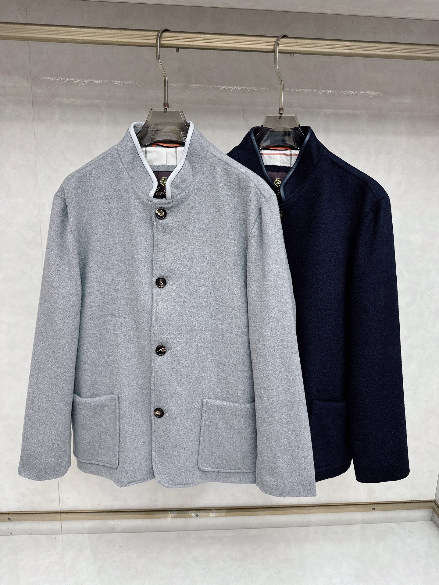 NO:601266,LP old money aristocrat, combines Chinese and Western stand-up collar tunic cashmere jacket. It is made of selected wool and cashmere fabric, which has a delicate and soft touch. It has a high-end texture, taking into account warmth and visual hierarchy. The leather patchwork design of the collar is the finishing touch. The integration of leather elements adds a neat texture to the whole, weakening the restraint of traditional formal wear, so that the jacket can not only meet the exquisite needs of business occasions, but also control the casual atmosphere of daily leisure.  From fabric selection to pattern tailoring, every detail is controlled by the designer. Hand-sewn horn buttons are selected. Whether paired with a shirt to show an elegant aura, or worn with a sweater to create a relaxed feel, you can stand out from the crowd and easily match the dressing taste of high-end men. Color Gray Blue Size M-3XL (48-56), loro piana, jackets & coats, shirts, alexander wang19860909LP老钱贵族,中西结合立领中山装羊绒外套, 精选羊毛羊绒面料,触感细腻软糯,自带高级肌理感,兼顾保暖性与视觉层次,领子拼皮设计更是点睛之笔,皮质元素的融入为整体增添利落质感,弱化了传统正装的拘谨,让外套既能适配商务场合的精致需求,也能驾驭日常休闲的随性氛围. 从面料甄选到版型剪裁,每一处细节均由设计师把控,精选手工缝制黄牛角扣,无论是搭配衬衫展现儒雅气场,还是内搭针织衫营造松弛感,都能让你在人群中脱颖而出,轻松拿捏高阶男士的穿搭品味. 颜色灰色 蓝色 码数M-3XL（48-56）,,loro piana,jackets & coats,shirts,alexander wang,Men's clothing