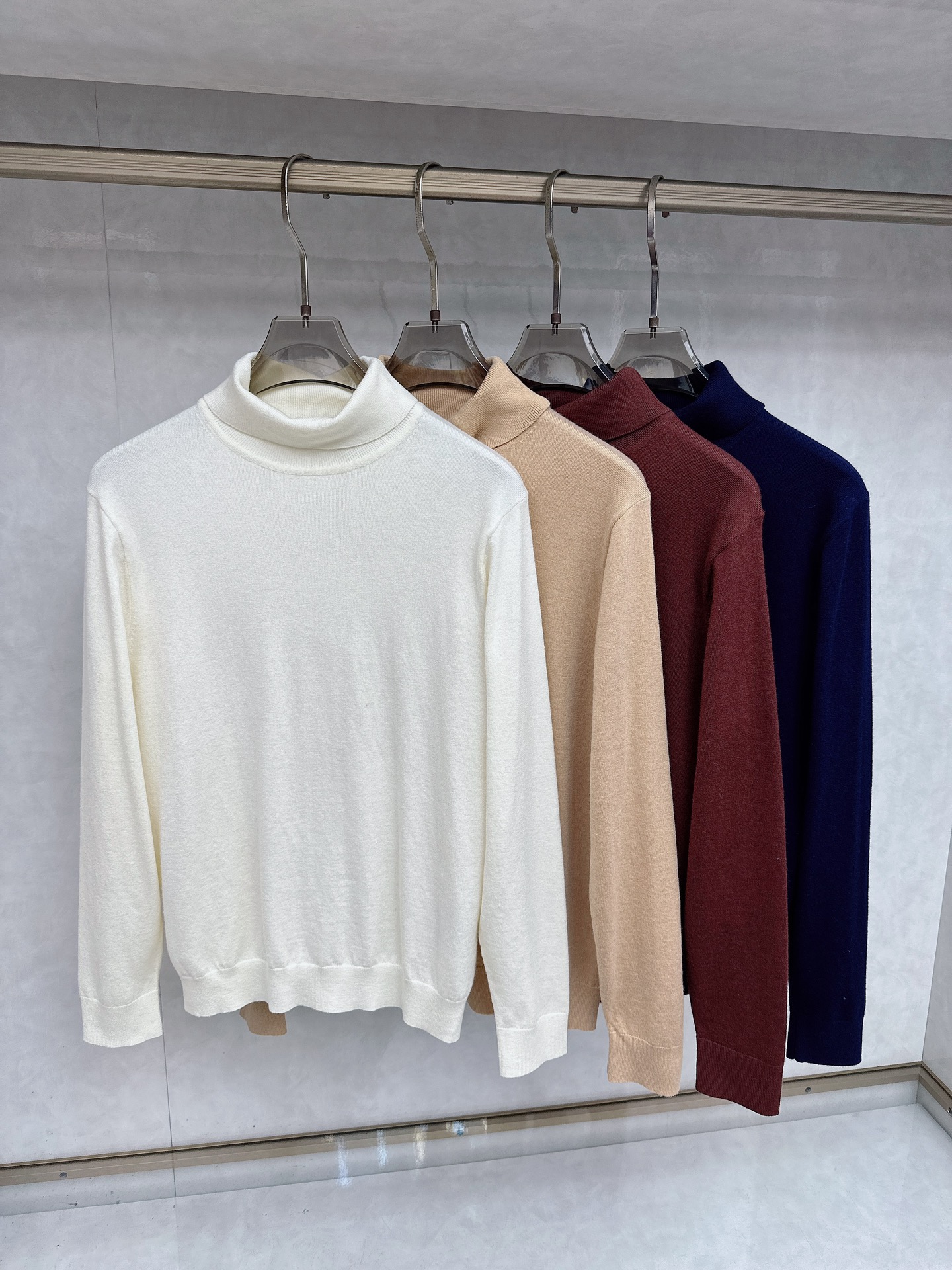 NO:601268,LP is a must-have wool turtleneck sweater for old money, a series with excellent temperament. A high-quality sweater is not only a weapon to keep out the cold, but also a fashion item that shows off your taste. As a representative of the top luxury brand, it has unparalleled exquisite craftsmanship and strict selection of high-quality materials. The wool is selected, which is dense and light, soft and skin-friendly, comfortable and warm to wear next to the body, and gives an excellent wearing experience. Let you feel the warmth and comfort like spring in autumn and winter.  The well-designed turtleneck sweater is both practical and fashionable. It adds a rich sense of layering and three-dimensionality to the sweater, which is retro yet fashionable. It is low-key and luxurious, showing your extraordinary taste. Can be matched at will!  Color Blue Apricot Khaki Coffee Size M-4XL (48-58),,loro piana,sweaters,alexander wang19860909LP 老钱必选的羊毛高领毛衣,气质绝佳的系列. 一件高品质的毛衣不仅是御寒的利器,更是彰显品味的时尚单品.作为顶级奢侈品牌的代表,以其无与伦比的精湛工艺和对优质材质的严苛挑选. 精选采用羊毛,质密轻盈、软糯亲肤,贴身穿着舒适保暖、赋予极佳的穿着体验. 让您在秋冬季节也能感受到如春般的温暖与舒适. 精心设计高领毛衣,兼具实用性与时尚感.为毛衣增添了丰富的层次感和立体感,复古又不失时尚.低调而奢华,彰显您的不凡品味.可随意搭配！ 颜色蓝色 杏色 卡其 咖色 码数M-4XL（48-58）,,loro piana,sweaters,alexander wang,Men's clothing