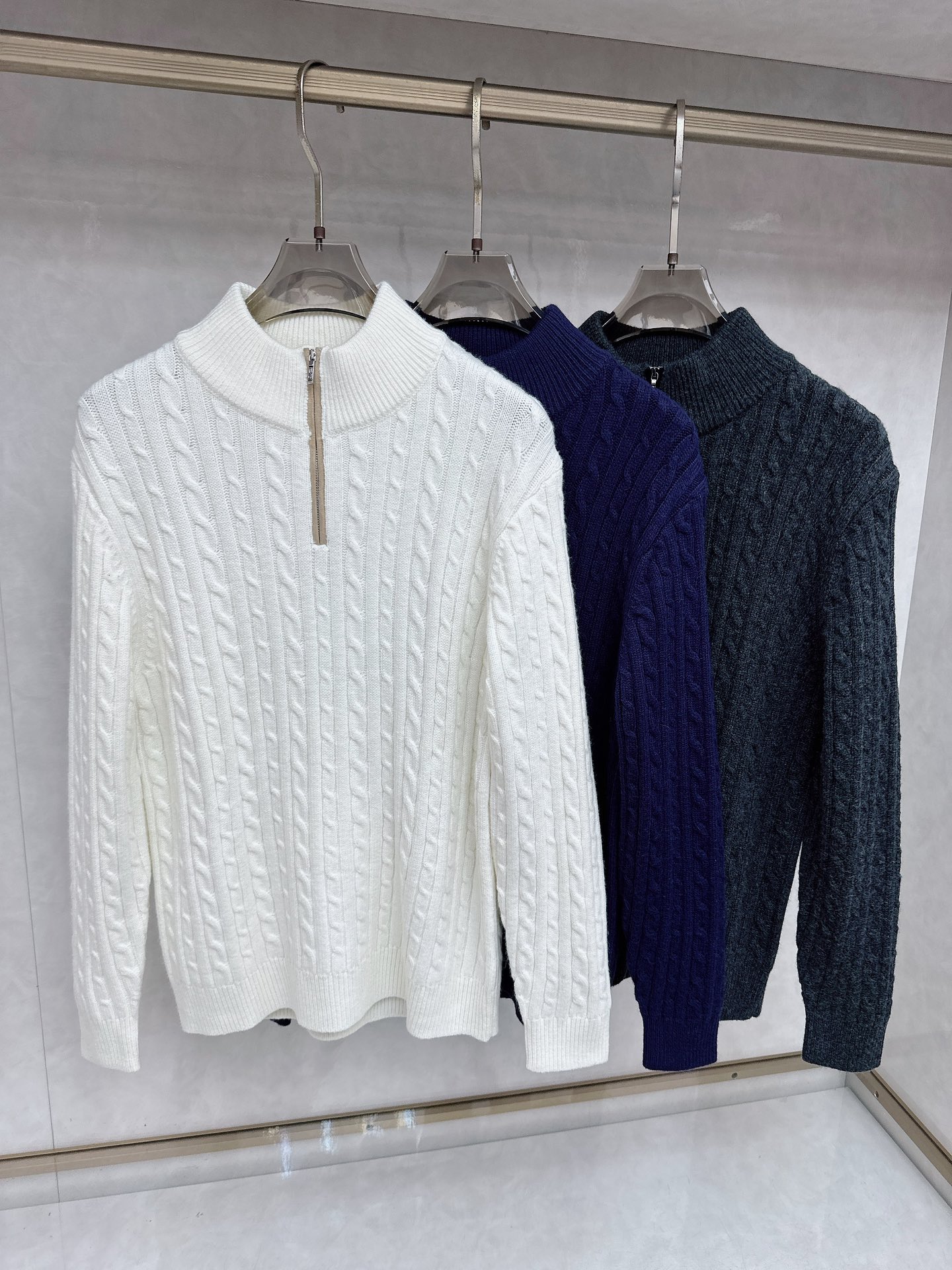 NO:601270,LP Loro Piana classic twist knit texture half-high zipper cashmere sweater. A high-quality sweater is not only a weapon to keep out the cold, but also a fashion item that shows off your taste. As a representative of the top luxury brand, with its unparalleled exquisite craftsmanship and strict selection of high-quality materials, we present you with a half-high collar zipper cashmere sweater, bringing ultimate warmth and elegance.  Selected top-quality cashmere wool material, soft and delicate to the touch, wraps your body as gently as a cloud. Cashmere's natural thermal insulation properties can effectively resist the cold, allowing you to feel spring-like warmth and comfort in autumn and winter. The unique half-high collar zipper design is both practical and fashionable. Whether you open the zipper to show casualness, or zip it up to resist the cold wind, you can easily control it.  The classic braided twist knitting texture adds rich layering and three-dimensionality to the sweater, which is retro yet fashionable. The brand's exclusive logo is low-key and luxurious, showing your extraordinary taste. Color White Blue Gray Size M-4XL (48-58), loro piana, loro piana, sweaters, alexander wang19860909LP Loro Piana 经典麻花编织纹理半高拉链羊绒毛衣.一件高品质的毛衣不仅是御寒的利器,更是彰显品味的时尚单品.作为顶级奢侈品牌的代表,以其无与伦比的精湛工艺和对优质材质的严苛挑选,为您呈上半高领拉链羊绒毛衣,带来极致的温暖与优雅. 精选顶级羊绒羊毛材质,触感柔软细腻,如同云朵般轻柔地包裹着您的身体.羊绒天然的保暖性能,能有效抵御寒冷,让您在秋冬季节也能感受到如春般的温暖与舒适. 独特的半高领拉链设计,兼具实用性与时尚感.无论是敞开拉链展现随性洒脱,还是拉上拉链抵御寒风,都能轻松驾驭. 经典的编织麻花针织纹理,为毛衣增添了丰富的层次感和立体感,复古又不失时尚.品牌专属的标识,低调而奢华,彰显您的不凡品味. 颜色白色 蓝色 灰色 码数M-4XL（48-58）,,loro piana,loro piana,sweaters,alexander wang,Men's clothing