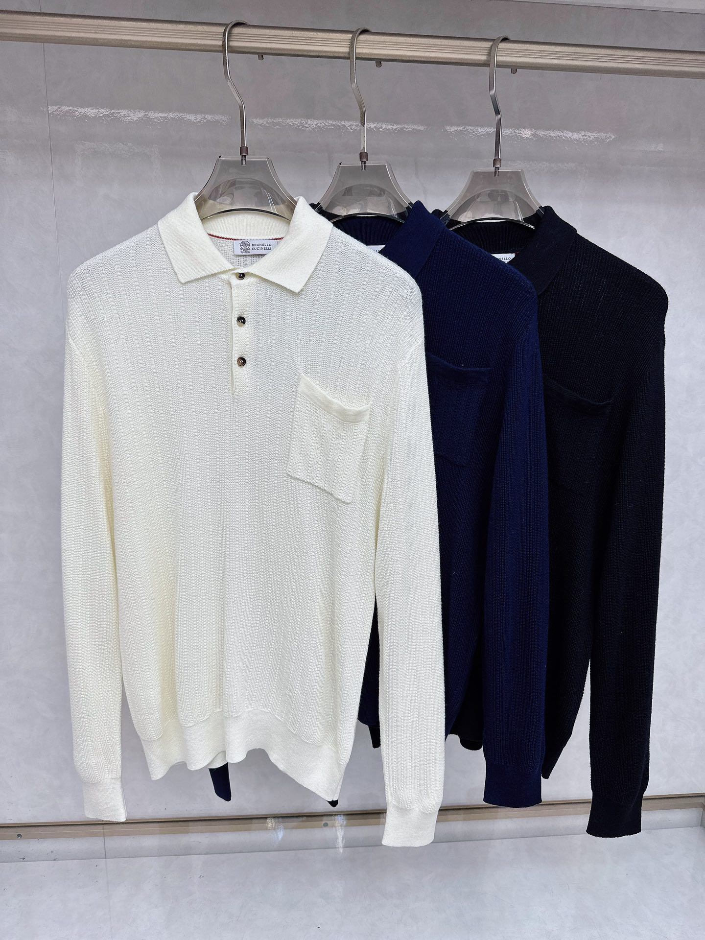 NO:601272,BC's classic old-money gentleman's elegance, the classic Polo sweater with outlined lines, there are always some items that can transcend seasons and trends and become eternal classics. The top-quality wool fabrics are selected, soft and silky to the touch, so that the warm sunshine in autumn and winter can bring you just the right wearing experience. The classic Polo collar design, with exquisite three buttons, is simple yet stylish, showing the unique sophistication and charm of men.  The design of the pocket on the chest adds a touch of bright color to the whole, highlighting the unique taste of the wearer. The unique line design not only modifies the body shape, but also adds elegance and calmness. In every detail, every stitch and every detail has been carefully crafted to ensure excellent quality and durability!  Color Black White White Size M-4XL (48-58),,alexander wang19860909BC 经典老钱绅士雅韵,线条勾勒的经典Polo羊毛衫,总有一些单品能够跨越季节与潮流,成为永恒的经典. 精选顶级羊毛面料,触感柔软如丝,让秋冬的暖阳都能为您带来恰到好处的穿着体验.经典的Polo领设计,搭配精致的三粒扣,简约而不失格调,展现出男士独有的干练与魅力. 胸前设计口袋,为整体增添了一抹亮色,彰显出穿着者的独特品味.以及独特的纹路线设计,不仅修饰身形,更添一份优雅与从容.细节之处,每一处缝线、每一个细节都经过精心雕琢,确保品质卓越,经久耐穿！ 颜色黑色 白色 白色 码数M-4XL（48-58）,,alexander wang,Men's clothing