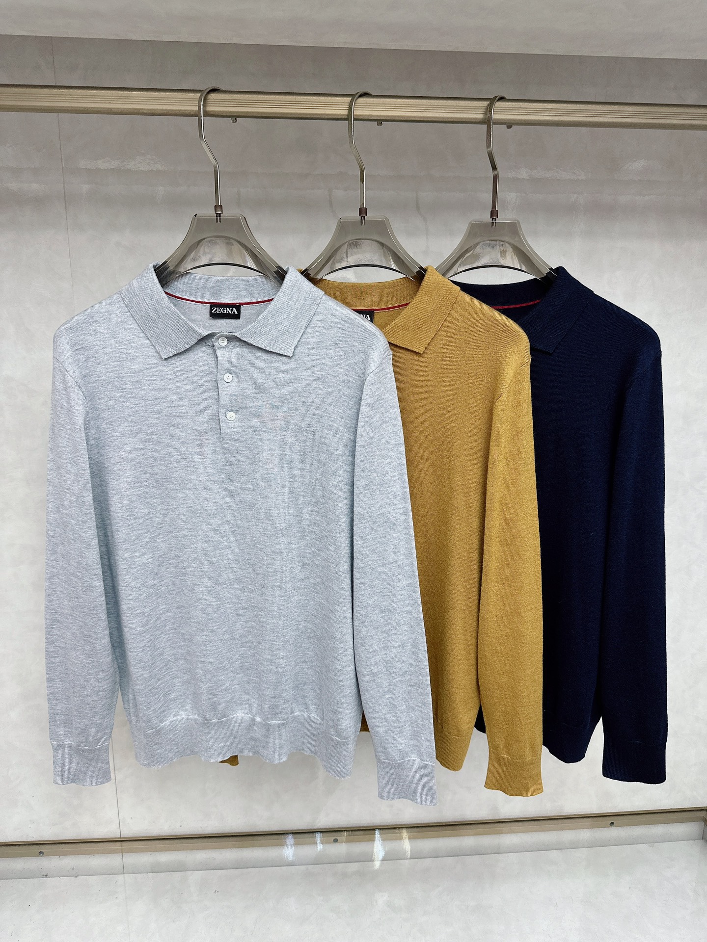 NO:601274,Zegna POLO lapel wool sweater, made of wool blended cotton fabric, has a soft touch and luxurious texture that complement each other. Whether paired with branded cashmere or virgin wool trousers, this sweater is made of 67.9 wool, 22.5 polyester fiber, 15.6 spandex 4 cashmere, creating a delicate texture and comfortable touch. It is not only warm and rich in texture, but can also be easily matched with various clothing to show your unique taste. A variety of fabrics make high-quality wool sweaters,  The design of the POLO collar is simple yet elegant. Whether it is daily wear or business occasions, it can make you look decent and confident. The exquisite button embellishment adds a retro charm and makes you stand out from the crowd. Let the POLO collar sweater, which brings you endless warmth and charm this autumn and winter, become the highlight of your wardrobe. It is an ideal choice and adds a touch of exquisite casualness to the overall look!  Color Gray Blue Brown Size M-4XL (48-58),,alexander wang19860909Zegna POLO翻领羊毛针织衫,这款羊毛混纺棉面料制作而成,柔软的触感和奢华质感相得益彰,无论搭配品牌羊绒或是初剪羊毛裤装都是, 这款针织衫采用67.9羊毛22.5聚酯纤维15.6氨纶4山羊绒而成,打造出细腻的纹理和舒适的触感,不仅温暖而富有质感,还能轻松搭配各种服饰,展现你的独特品味. 多样面料制成高品质的羊毛衫, POLO领的设计,简约而不失大方,无论是日常穿搭还是商务场合,都能让你显得得体而自信.精致的纽扣点缀,增添了一丝复古的韵味,让你在人群中脱颖而出. 让这个秋冬为你带来无尽的温暖与魅力的POLO领针织衫成为你衣橱中的亮点,理想之选,为整体造型增添一抹精致的随意感！ 颜色灰色 蓝色 咖色 码数M-4XL（48-58）,,alexander wang,Men's clothing