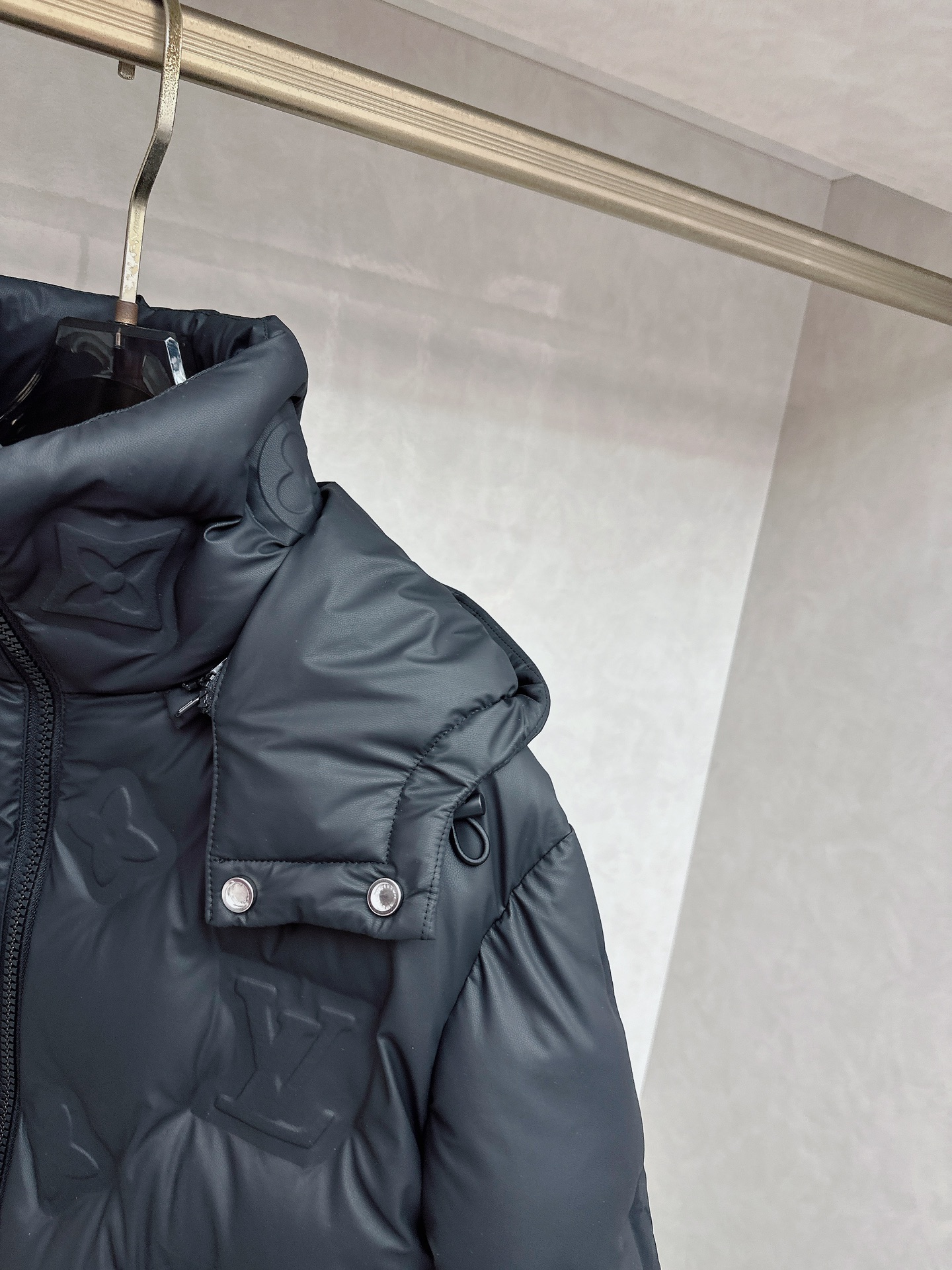 LV 特级羽绒⬆️𝐋𝐎𝐔𝐈𝐒 𝐕𝐔𝐈𝐓𝐓𝐎𝐍路易威登24FW科技皮MONOGRAM 老花立体浮雕压花羽绒