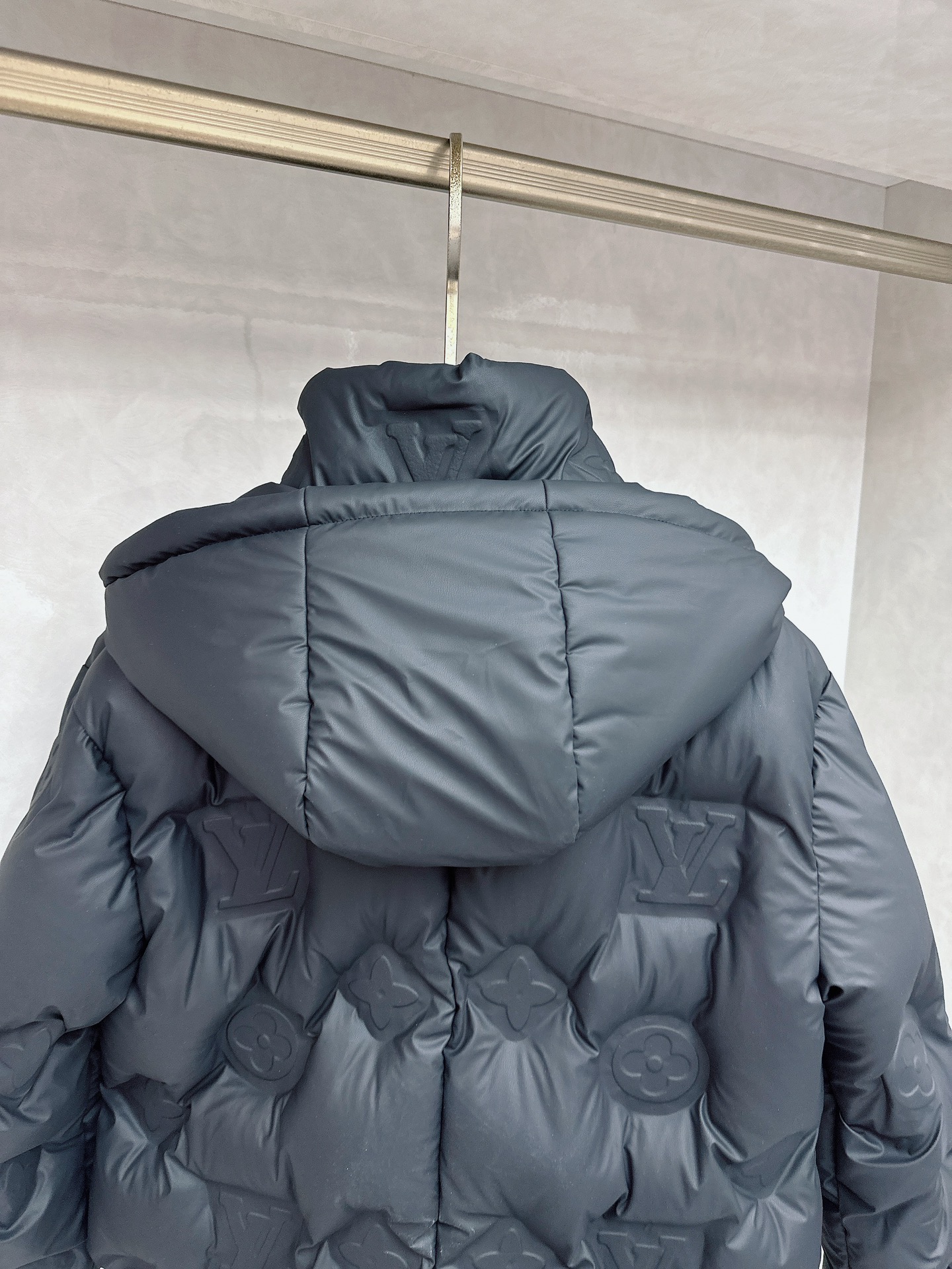 LV 特级羽绒⬆️𝐋𝐎𝐔𝐈𝐒 𝐕𝐔𝐈𝐓𝐓𝐎𝐍路易威登24FW科技皮MONOGRAM 老花立体浮雕压花羽绒