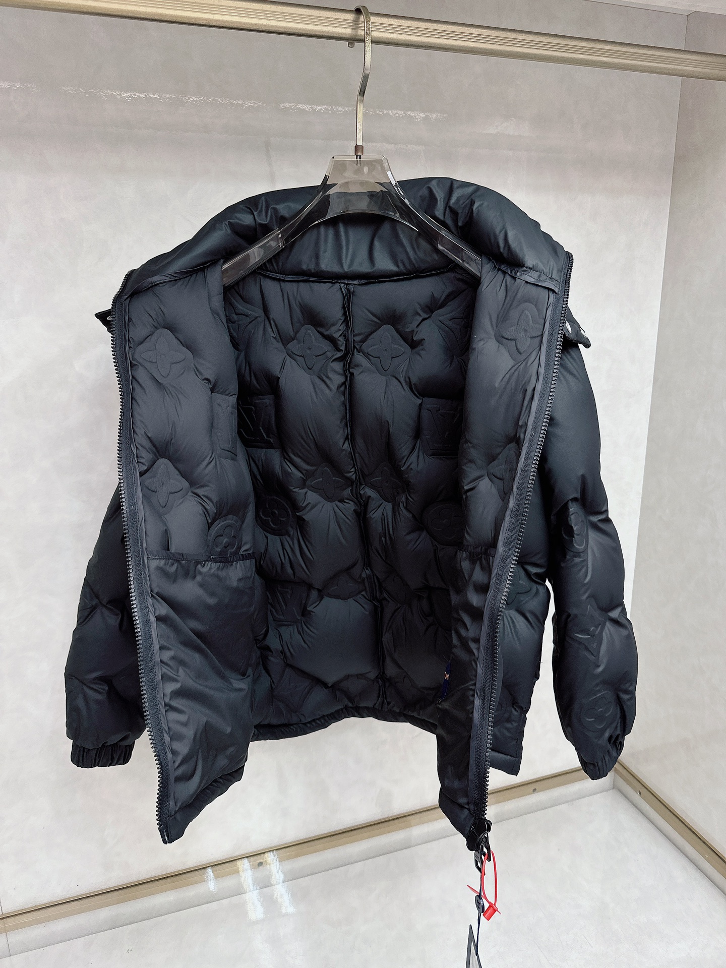 LV 特级羽绒⬆️𝐋𝐎𝐔𝐈𝐒 𝐕𝐔𝐈𝐓𝐓𝐎𝐍路易威登24FW科技皮MONOGRAM 老花立体浮雕压花羽绒