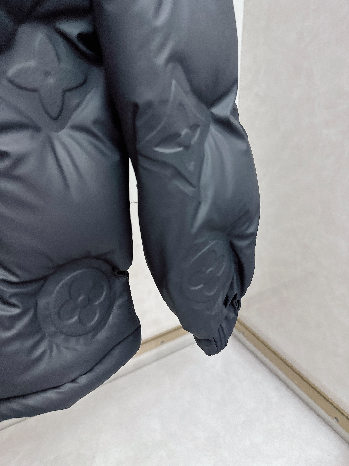 LV 特级羽绒⬆️𝐋𝐎𝐔𝐈𝐒 𝐕𝐔𝐈𝐓𝐓𝐎𝐍路易威登24FW科技皮MONOGRAM 老花立体浮雕压花羽绒