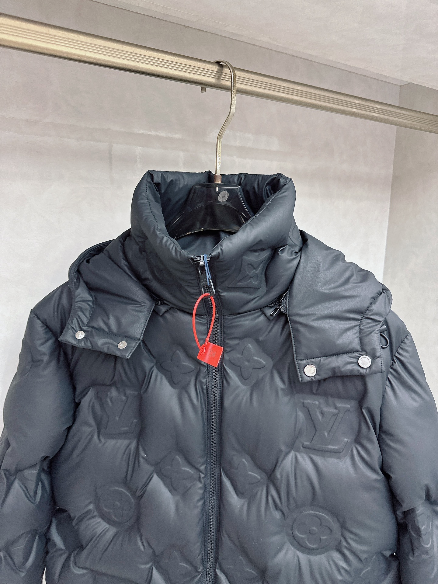 LV 特级羽绒⬆️𝐋𝐎𝐔𝐈𝐒 𝐕𝐔𝐈𝐓𝐓𝐎𝐍路易威登24FW科技皮MONOGRAM 老花立体浮雕压花羽绒