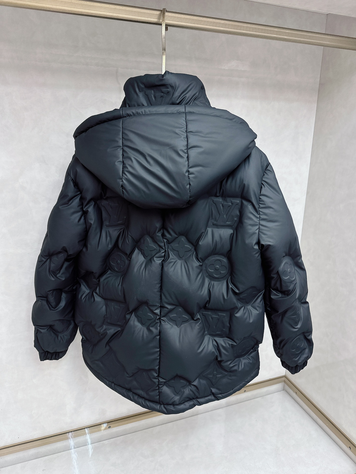 LV 特级羽绒⬆️𝐋𝐎𝐔𝐈𝐒 𝐕𝐔𝐈𝐓𝐓𝐎𝐍路易威登24FW科技皮MONOGRAM 老花立体浮雕压花羽绒