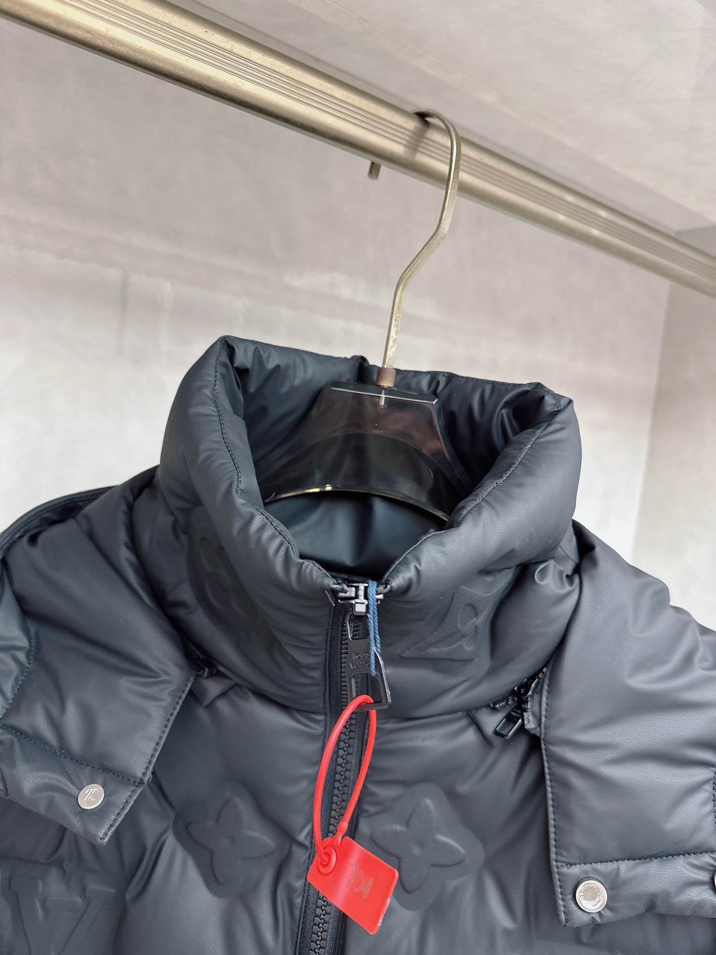 LV 特级羽绒⬆️𝐋𝐎𝐔𝐈𝐒 𝐕𝐔𝐈𝐓𝐓𝐎𝐍路易威登24FW科技皮MONOGRAM 老花立体浮雕压花羽绒