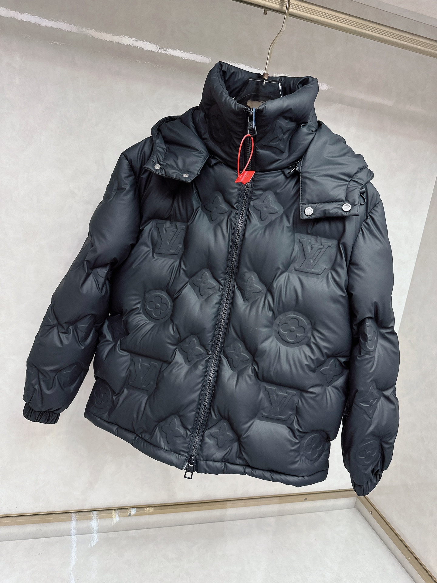 LV 特级羽绒⬆️𝐋𝐎𝐔𝐈𝐒 𝐕𝐔𝐈𝐓𝐓𝐎𝐍路易威登24FW科技皮MONOGRAM 老花立体浮雕压花羽绒