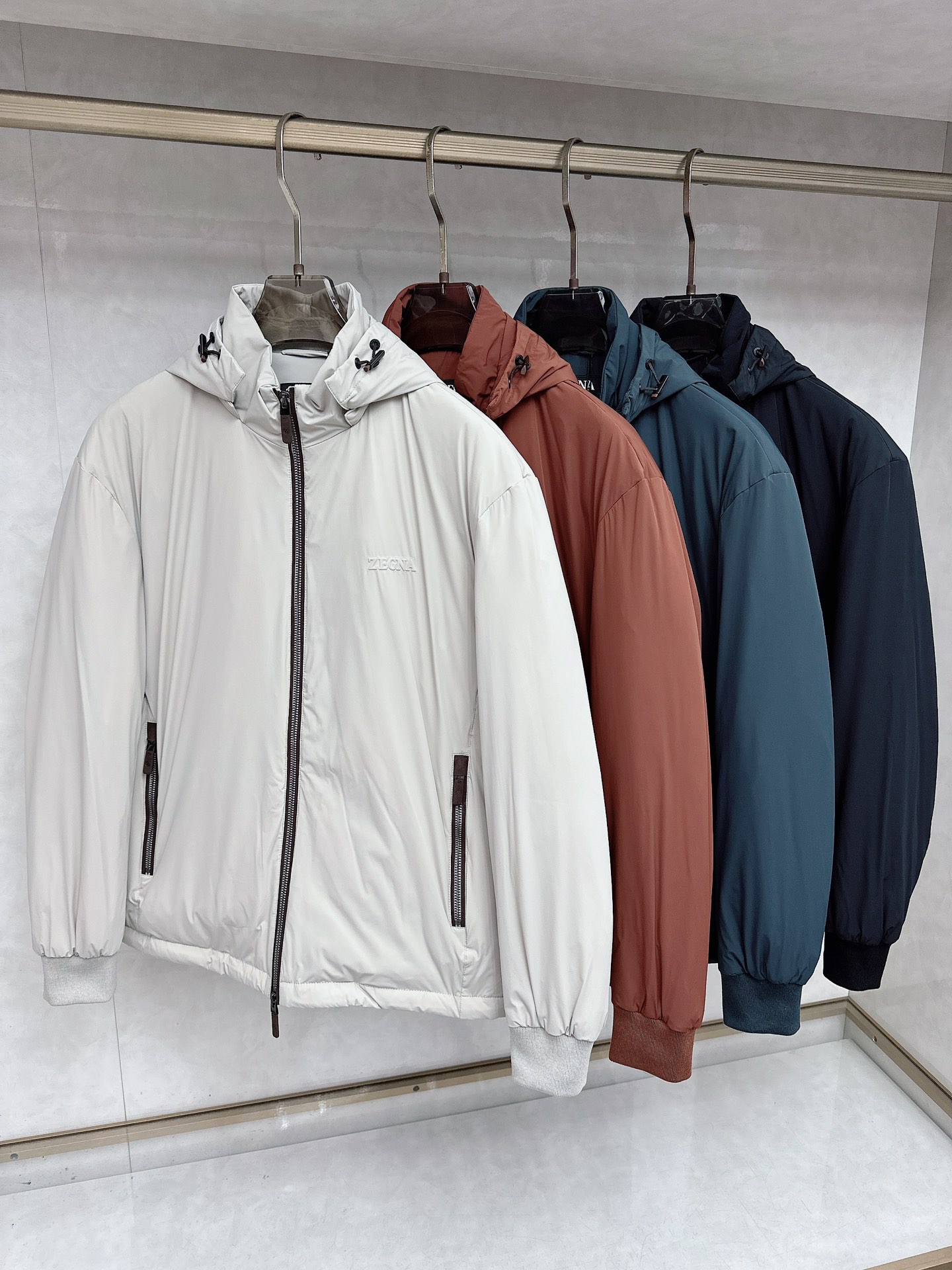 NO:626641,Ermenegildo Zegna (Down Series) official website is on sale simultaneously! All auxiliary materials are original custom-made and genuine orders from trading companies. Advanced custom-made imported fabrics are extracted from natural plant fibers. They are lighter and thinner than ordinary cotton fabrics. They feel soft and comfortable to wear. They are not easy to irritate the skin at all. The fabrics have good hygroscopicity and breathability. Size: 48-56, zegna, down jacket, alexander wang19860909杰尼亚（羽绒系列)官网同步发售！辅料全部原版定制出品,贸易公司真品订单.高级定制进口面料,以天然植物纖維提炼出来,比一般棉织物轻薄 手感柔软,穿着舒适 完全不易有刺激皮肤 面料吸湿性、透气性良好 尺码: 48-56,,zegna,down jacket,alexander wang,Men's clothing