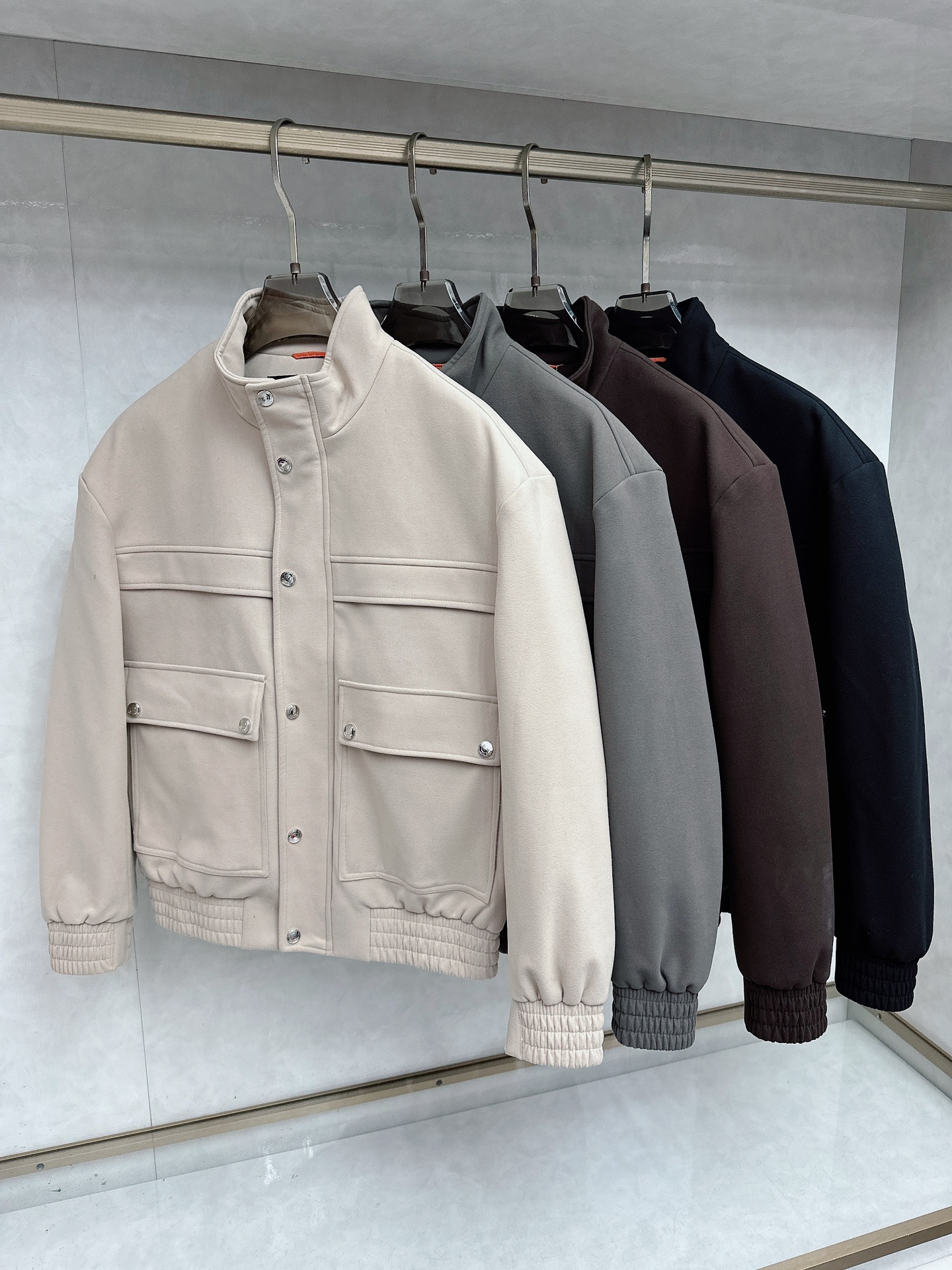 NO:626648,LP (down series) accessories are all original custom-made, high-end custom-made imported fabrics, extracted from natural plant fibers, which are lighter and thinner than ordinary cotton fabrics, soft to the touch and comfortable to wear. It is not easy to irritate the skin at all. The fabric has good hygroscopicity and breathability. Size: 48-56,,loro piana,down jacket,alexander wang19860909LP（羽绒系列)辅料全部原版定制出品,高级定制进口面料,以天然植物纖維提炼出来,比一般棉织物轻薄 手感柔软,穿着舒适 完全不易有刺激皮肤 面料吸湿性、透气性良好 尺码: 48-56,,loro piana,down jacket,alexander wang,Men's clothing