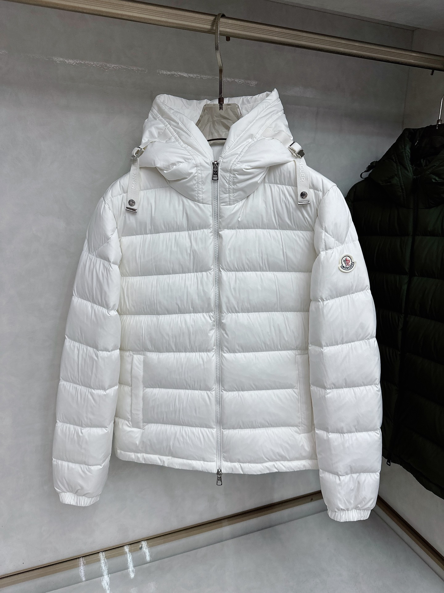 MONCLER 蒙口 2025新款男款连帽羽绒服。国标填充90白鸭绒，充绒量超级足，定制LOGO五金，袖
