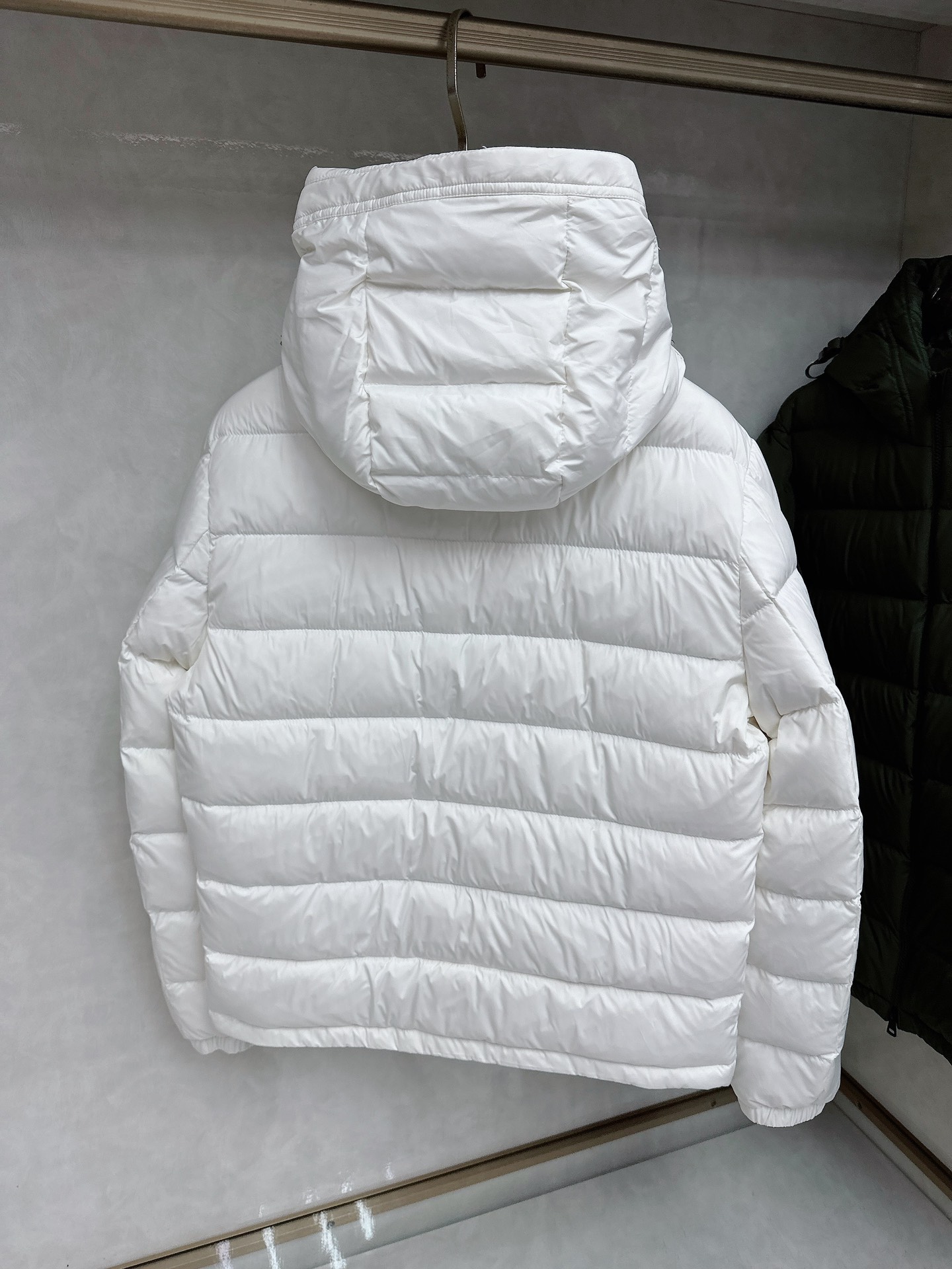 MONCLER 蒙口 2025新款男款连帽羽绒服。国标填充90白鸭绒，充绒量超级足，定制LOGO五金，袖